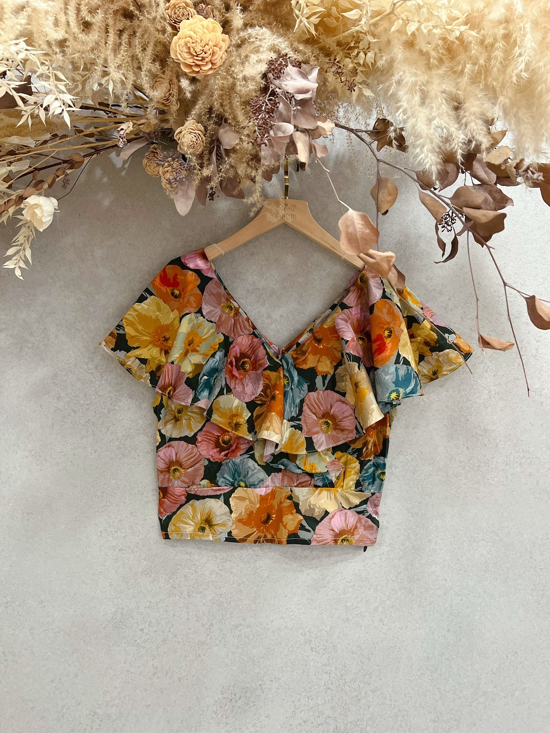 Liberty絲棉黑底大花 美媽咪荷葉小蠻腰上衣(S)