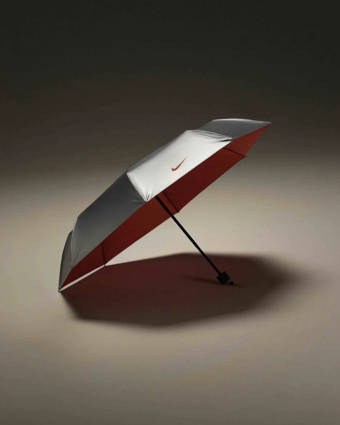 <買1就送1收納袋> Nike專屬 國外限定 夏日晴雨兩用傘 銀橘色 摺疊傘 兩用 收納袋