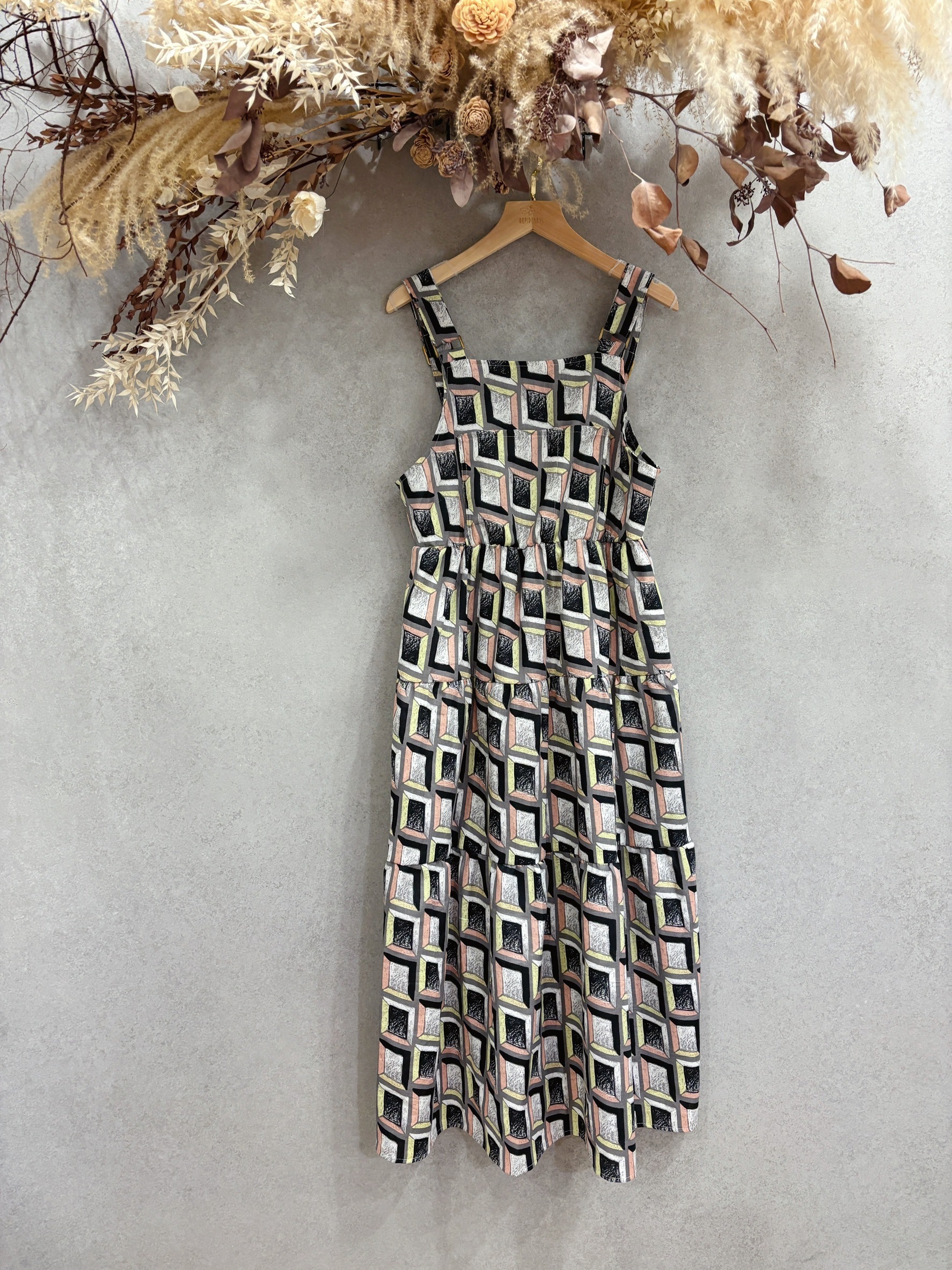 粉黃立體格 媽咪吊帶千層長洋裝