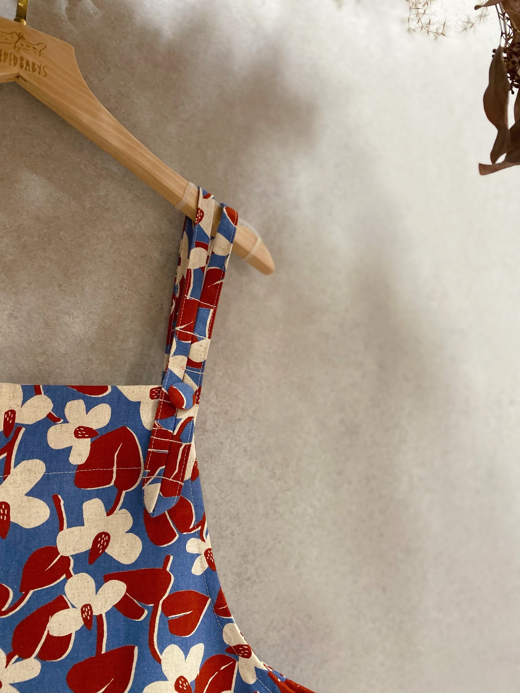 紅葉片草莓花 媽咪吊帶包釦長洋裝