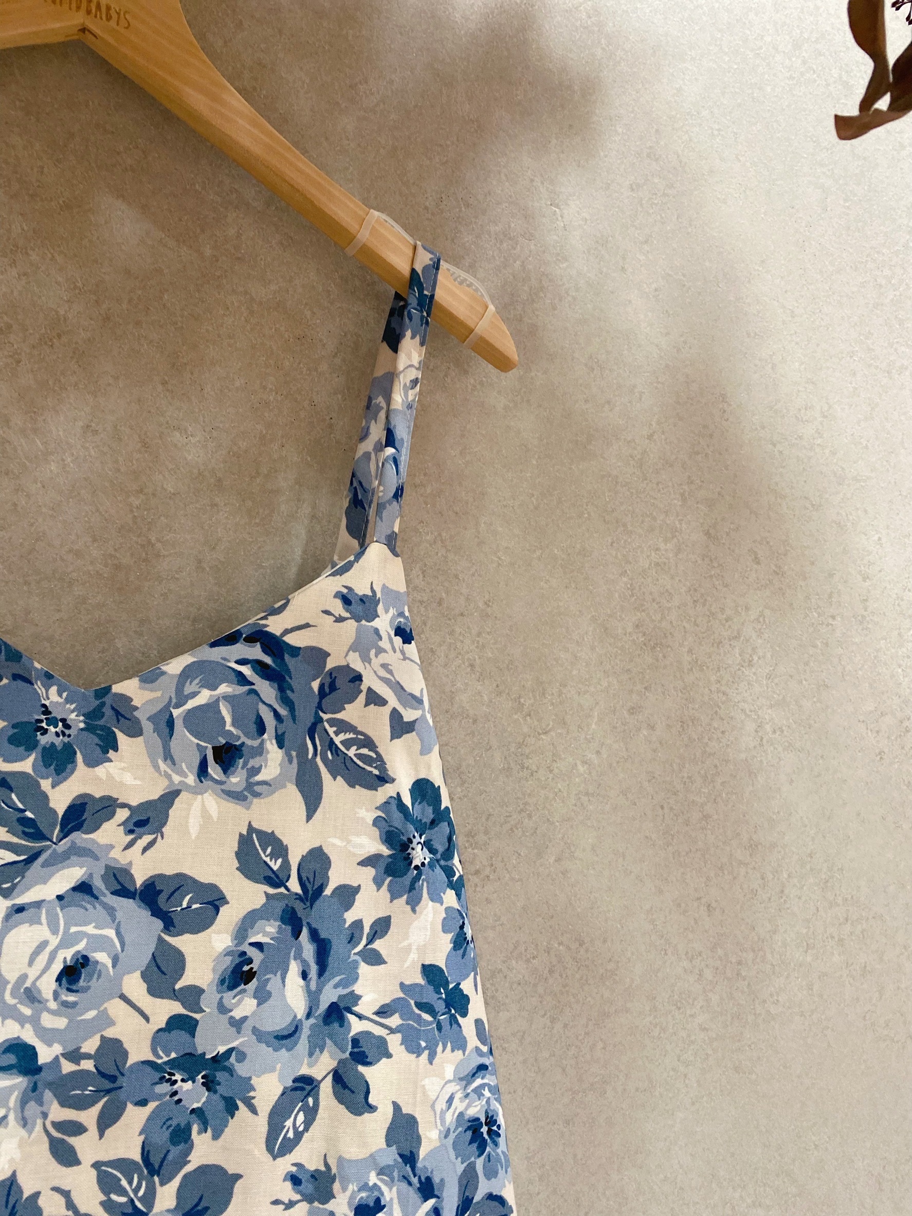 米灰底藍玫瑰 媽咪雙側開衩長洋裝