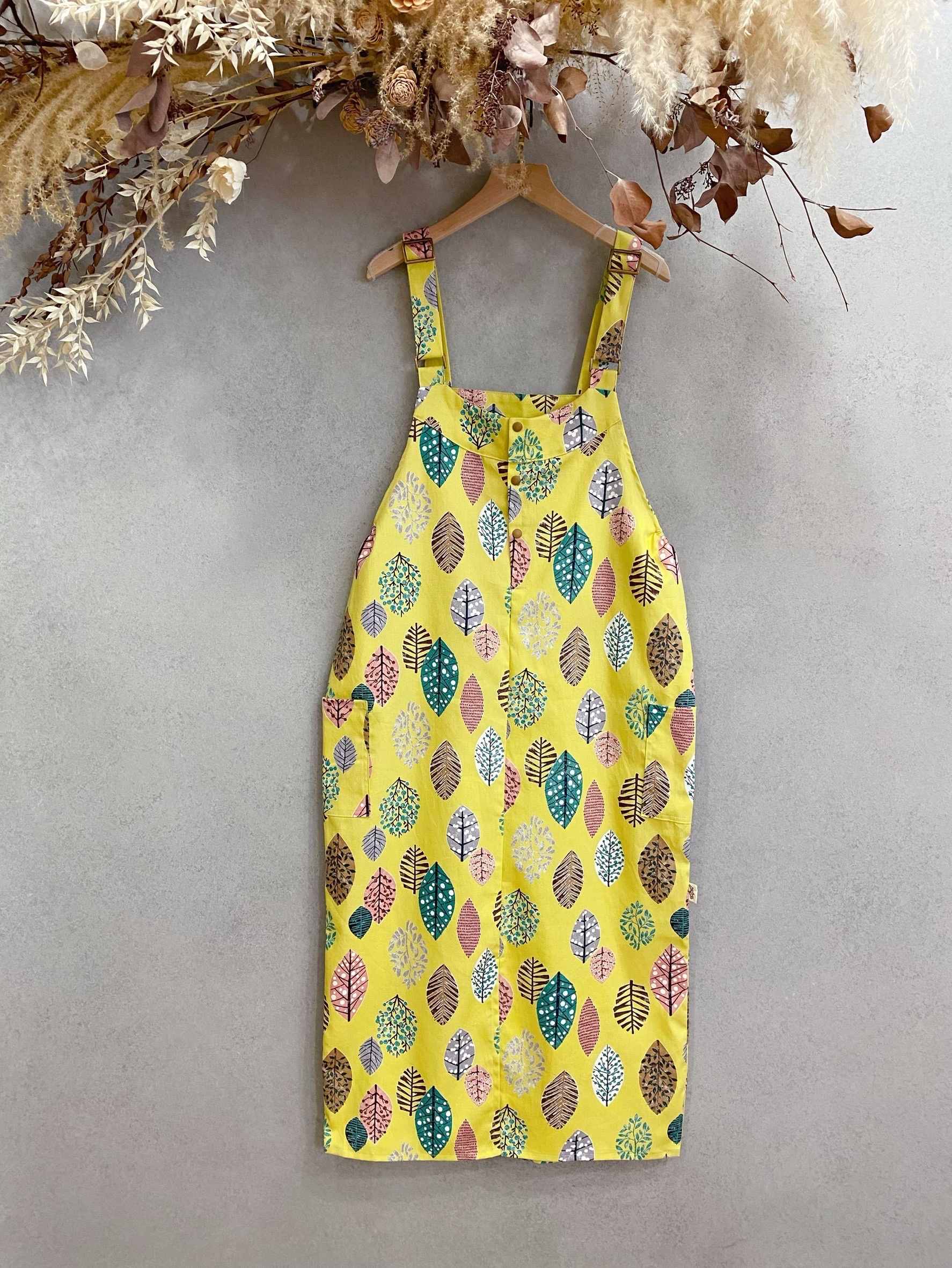 黃底彩葉 媽咪俏皮吊帶長裙