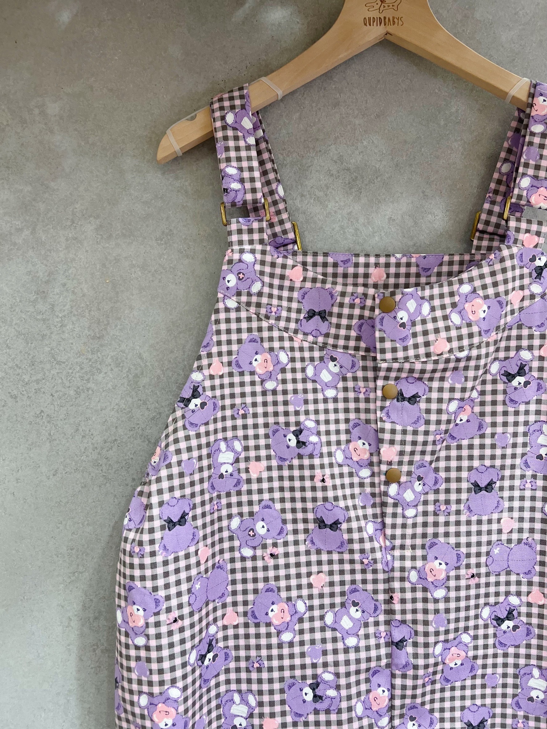 紫格子小熊 媽咪俏皮吊帶長裙