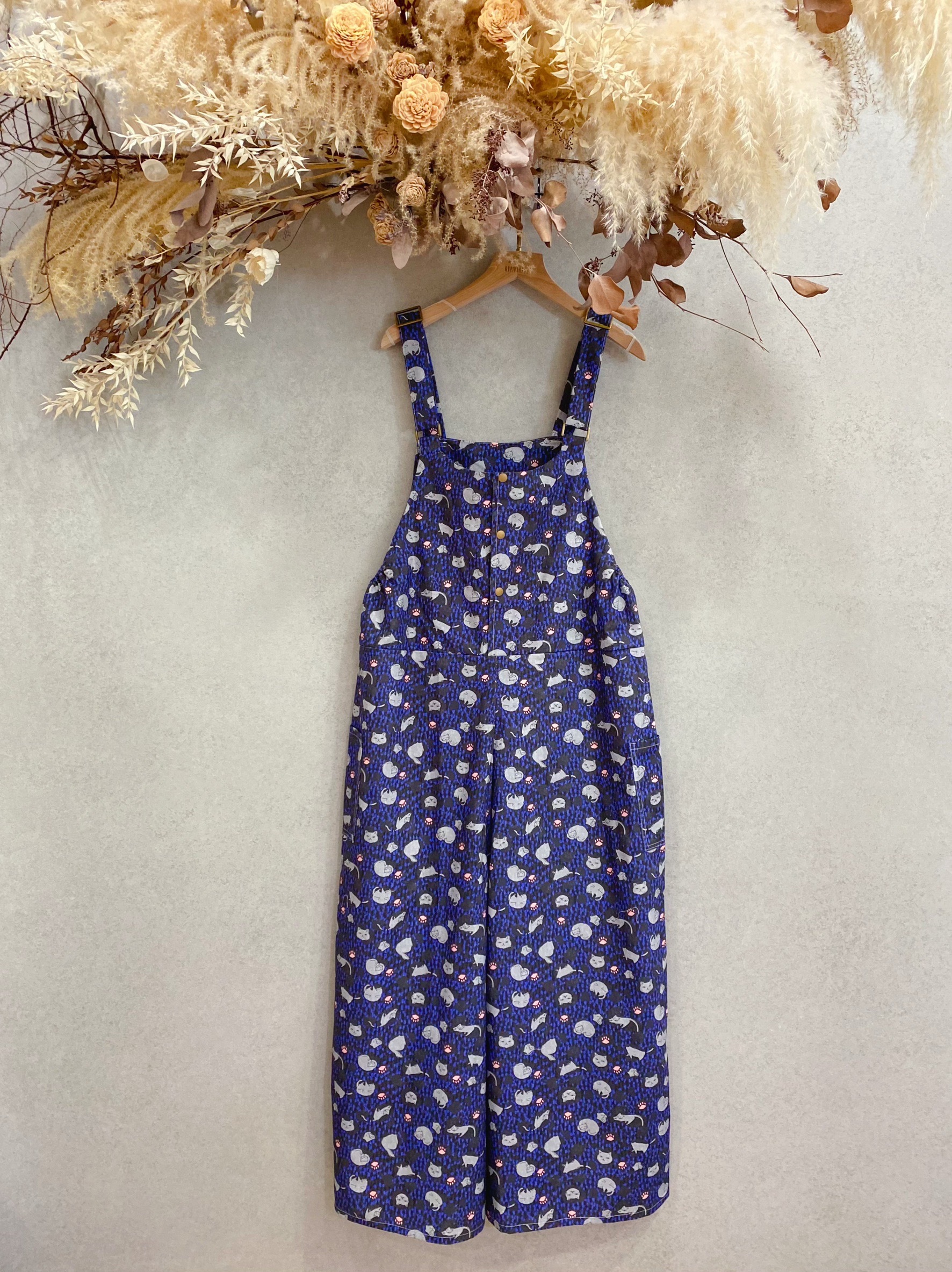 藍紫慵懶貓咪 媽咪俏皮吊帶長褲