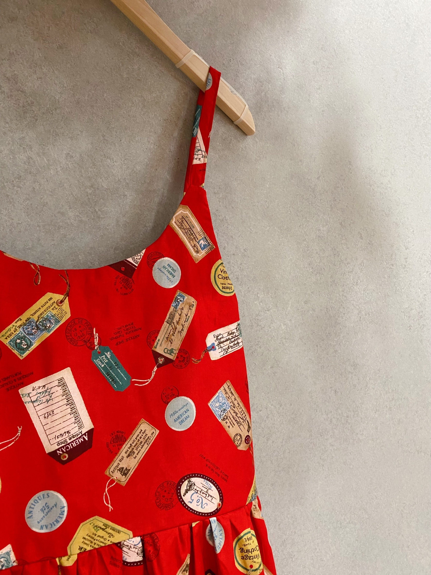 紅底復古標籤 媽咪吊帶蛋糕短洋裝