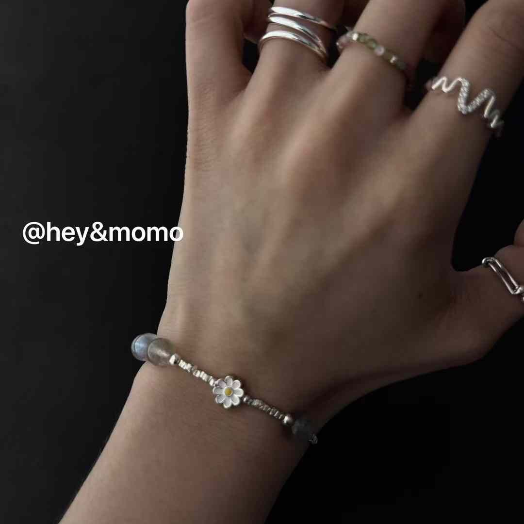 HM4372 925銀小雛菊碎銀灰月光石彈力繩手鍊
