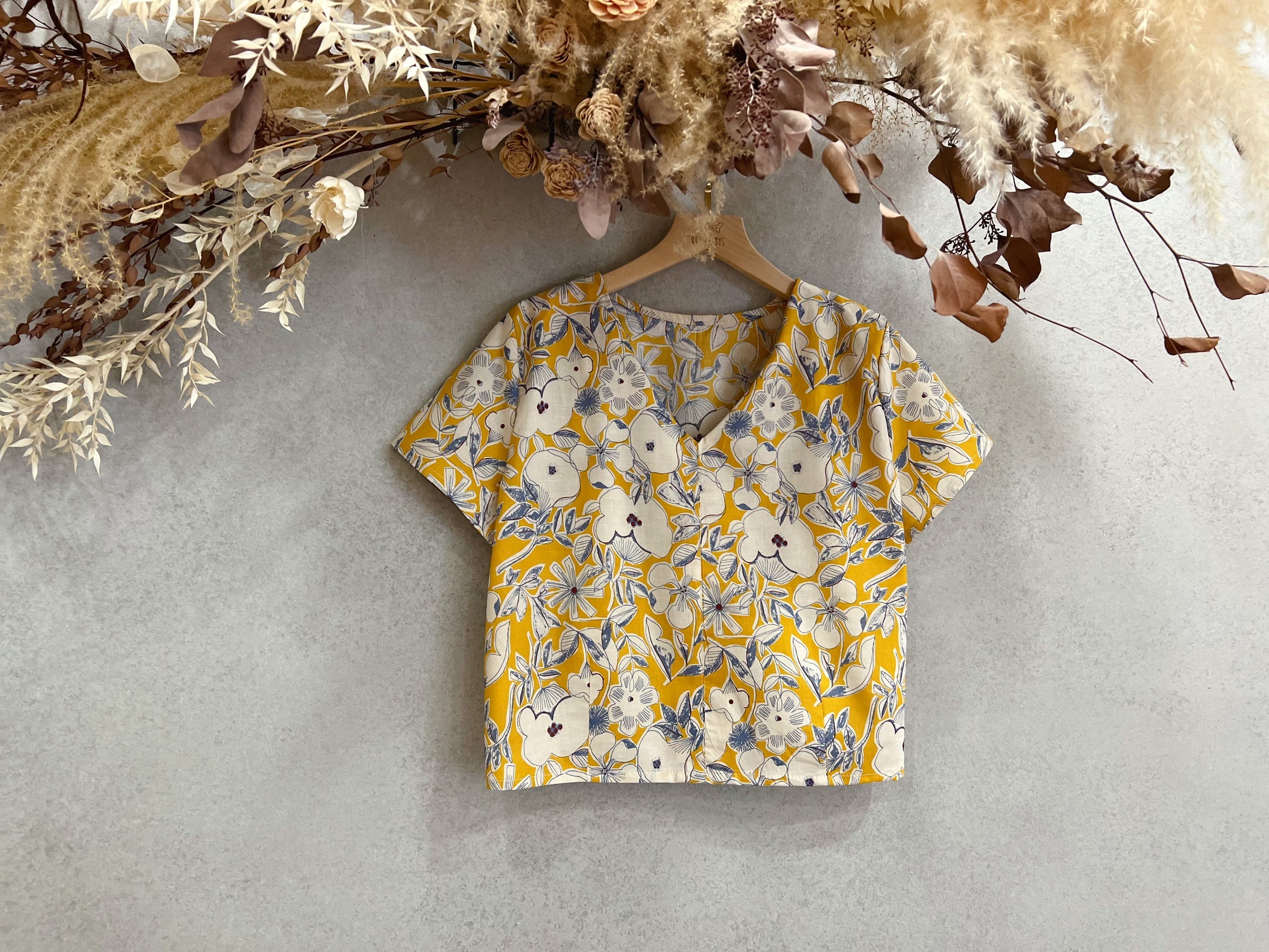 黃底藍線花 媽咪V領短上衣