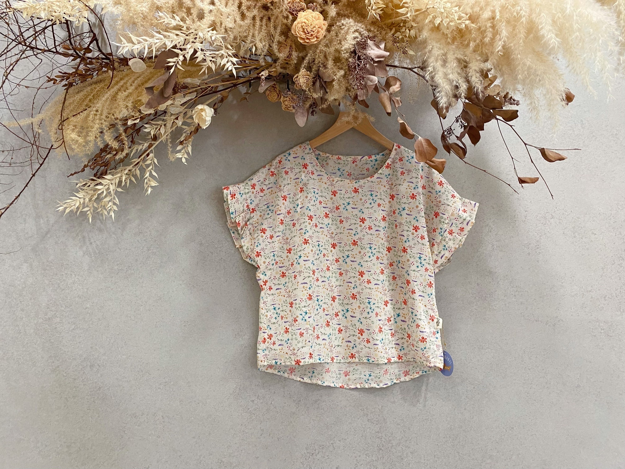 白底壓花 媽咪飛飛袖上衣