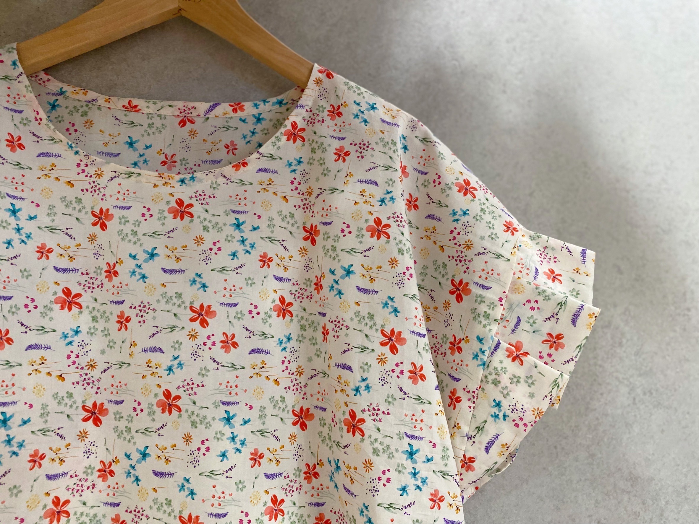 白底壓花 媽咪飛飛袖上衣