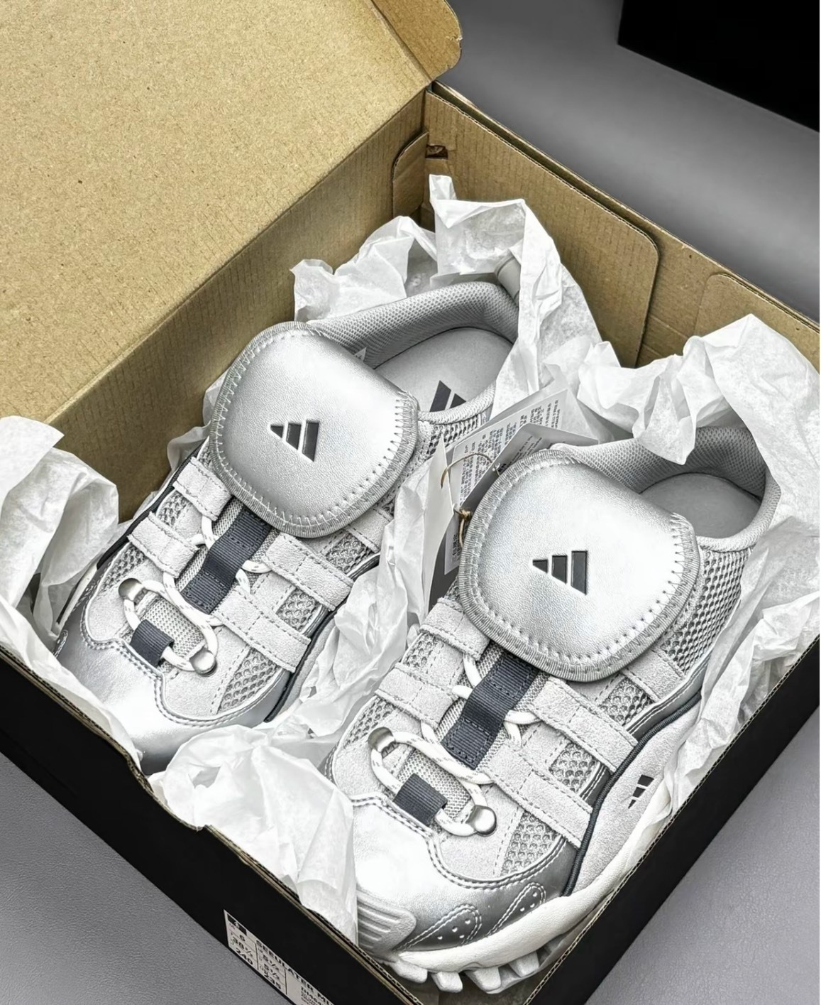 adidas SEEULATER 金屬銀穆勒休閒鞋