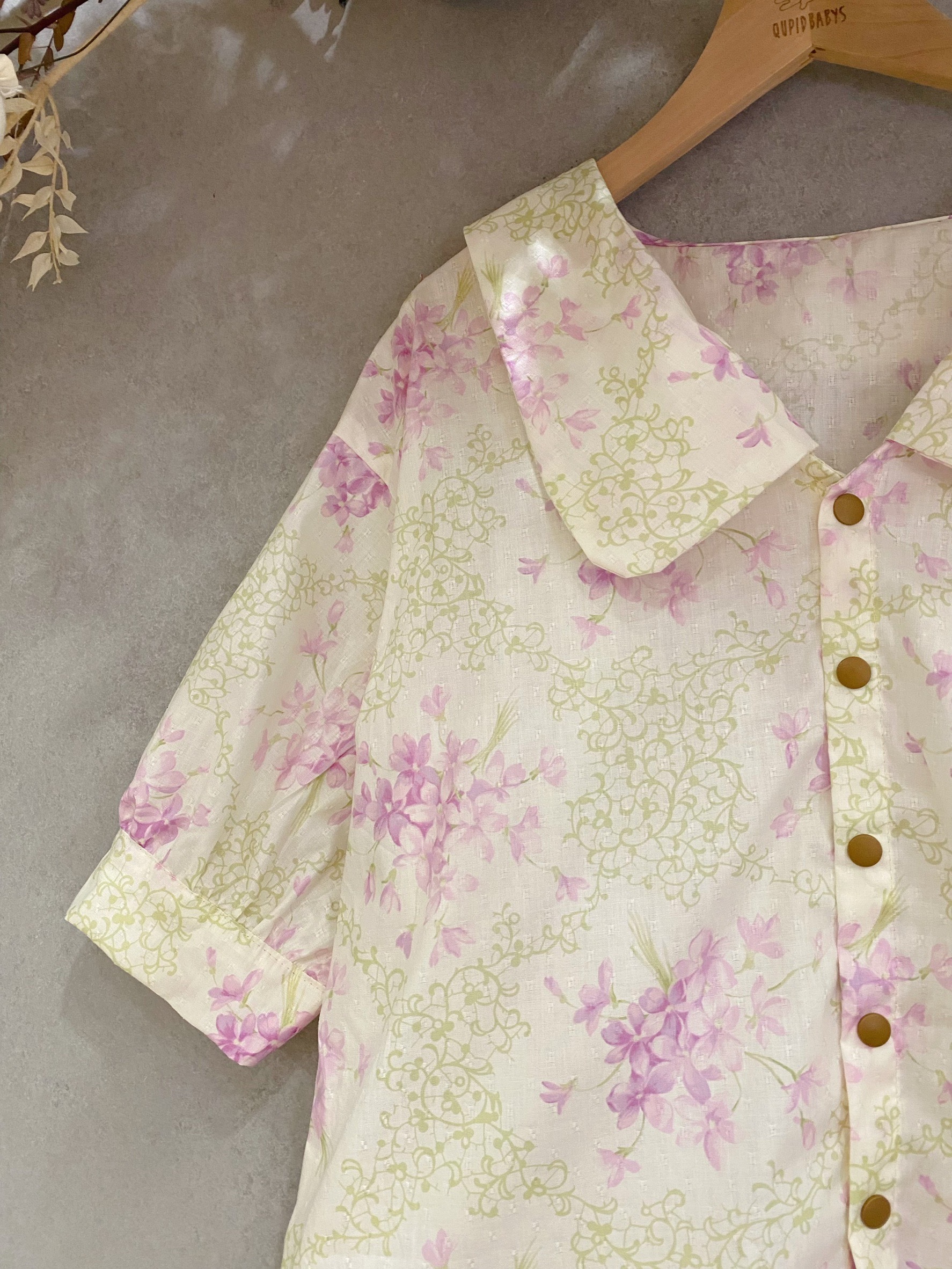 白底顆粒紫花卉 媽咪尖領襯衫