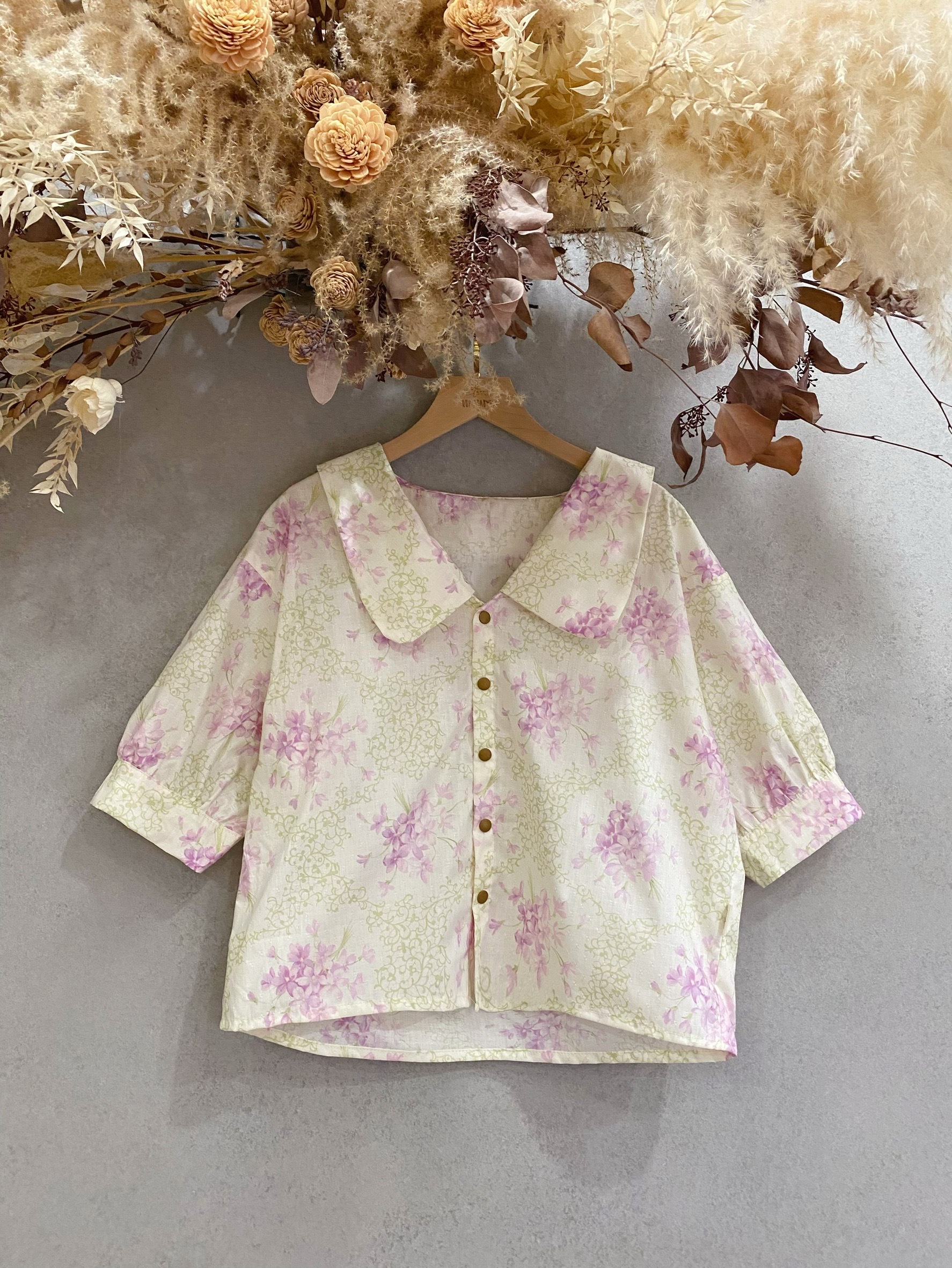 白底顆粒紫花卉 媽咪尖領襯衫