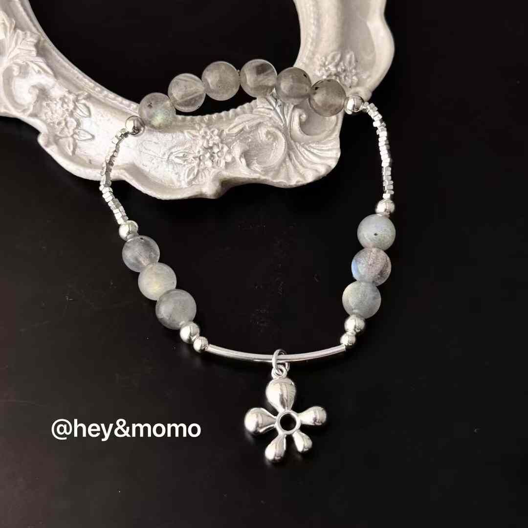 HM4354 925銀灰月光➕小花吊墜彈性繩手鍊
