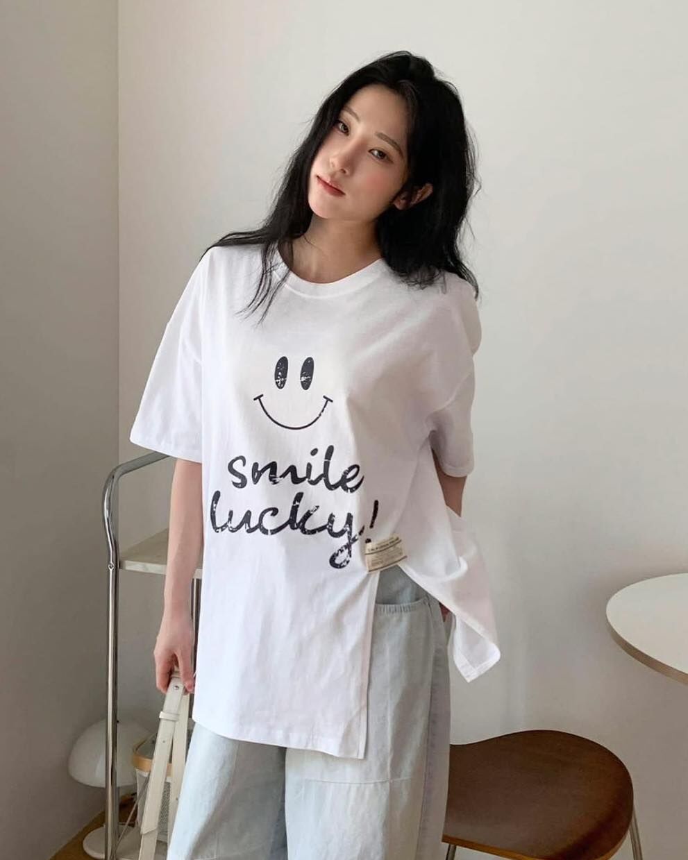 【超可愛笑臉字母下開岔小標造型棉tee】（現貨）