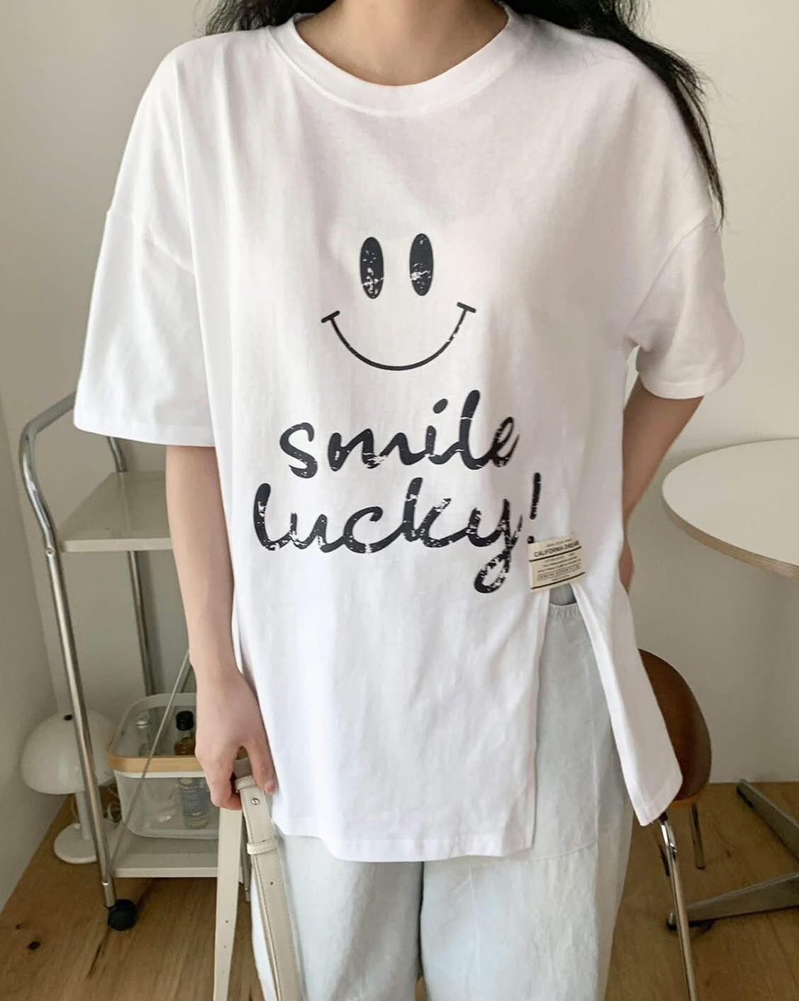 【超可愛笑臉字母下開岔小標造型棉tee】（現貨）