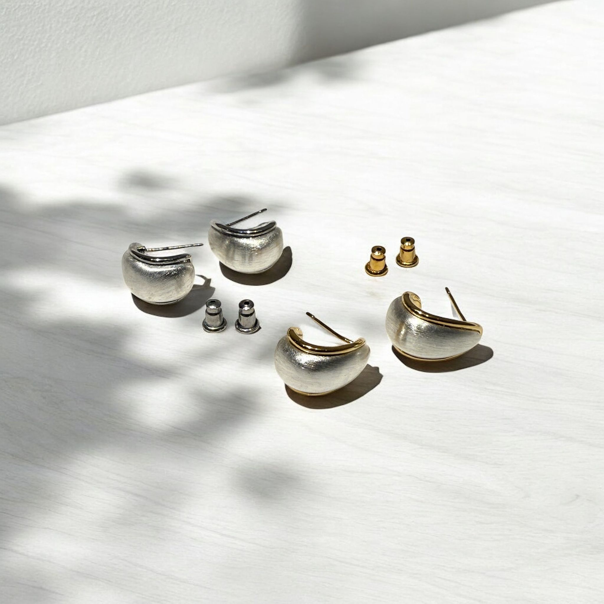 Cashew Shape Two-color Edge Earring