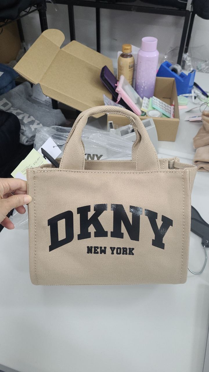 [S] DKNY LT KHAKI/BLACK R41A0C80 LOGO PRINT HAND/CROSSBODY BAG, 755403869555 (SD1362)