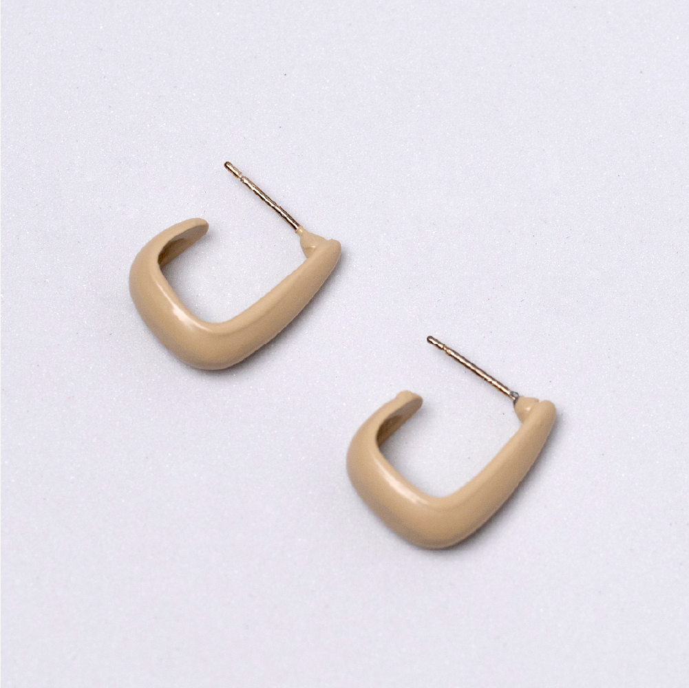 甜美耳環白底背景