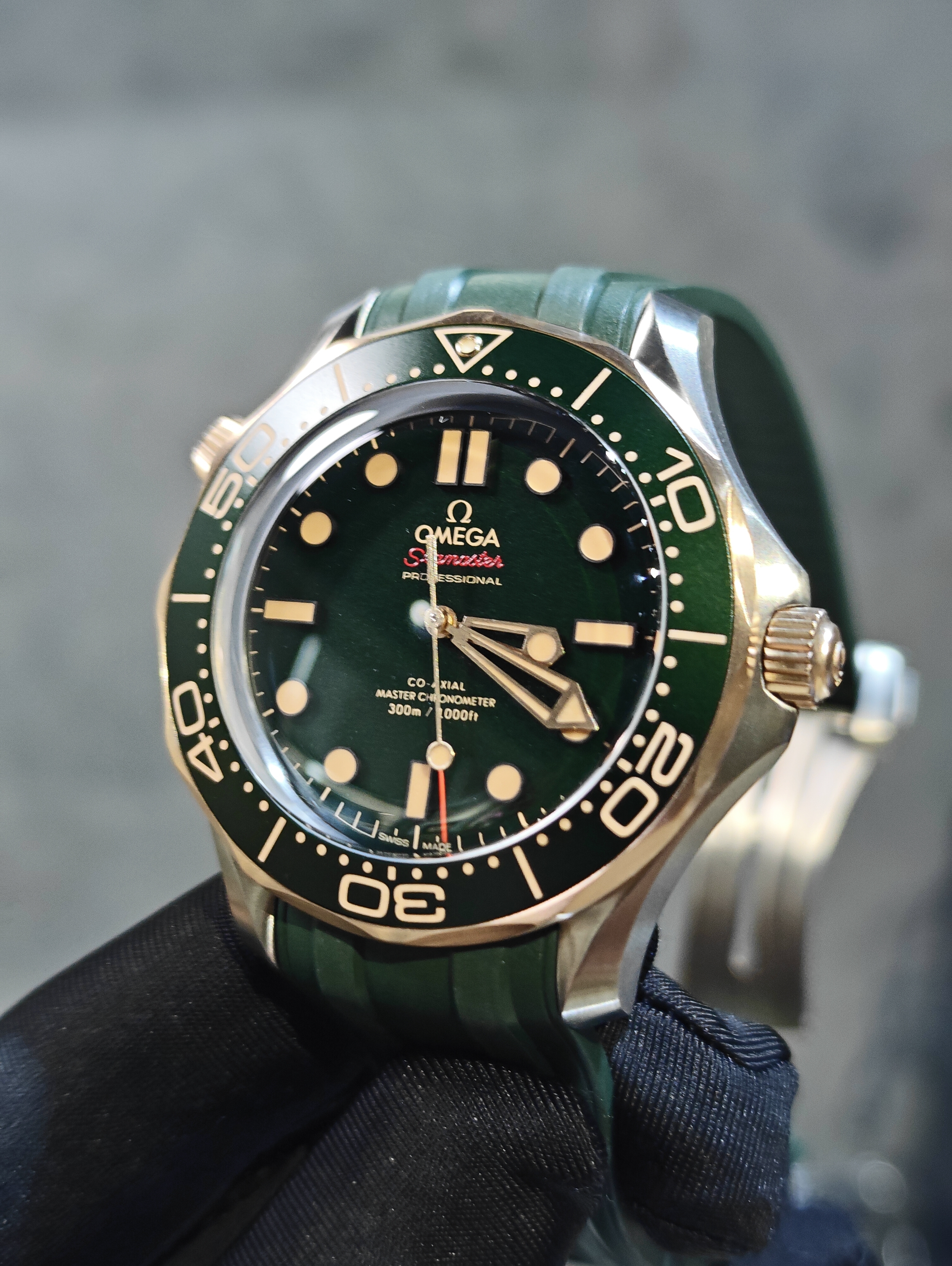 BRAND NEW OMEGA SEAMASTER DIVER 300M 210.92.42.20.10.001 21092422010001 GREEN TITANIUM BRONZE GOLD ON RUBBER STRAP 42 MM
