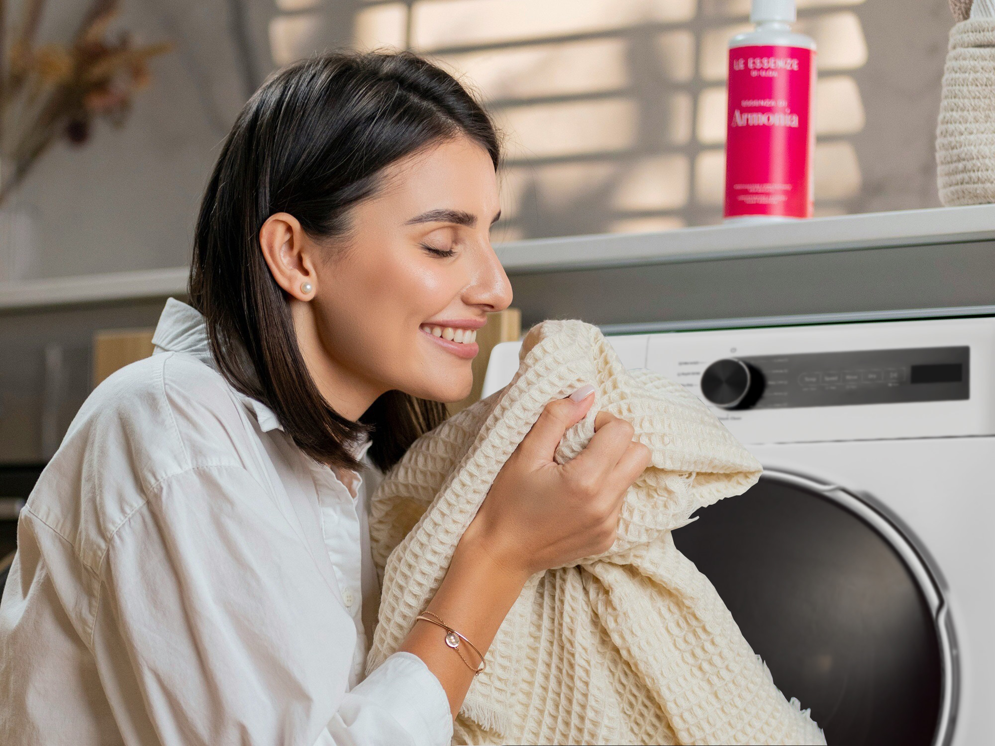 女性聞剛洗好的衣物