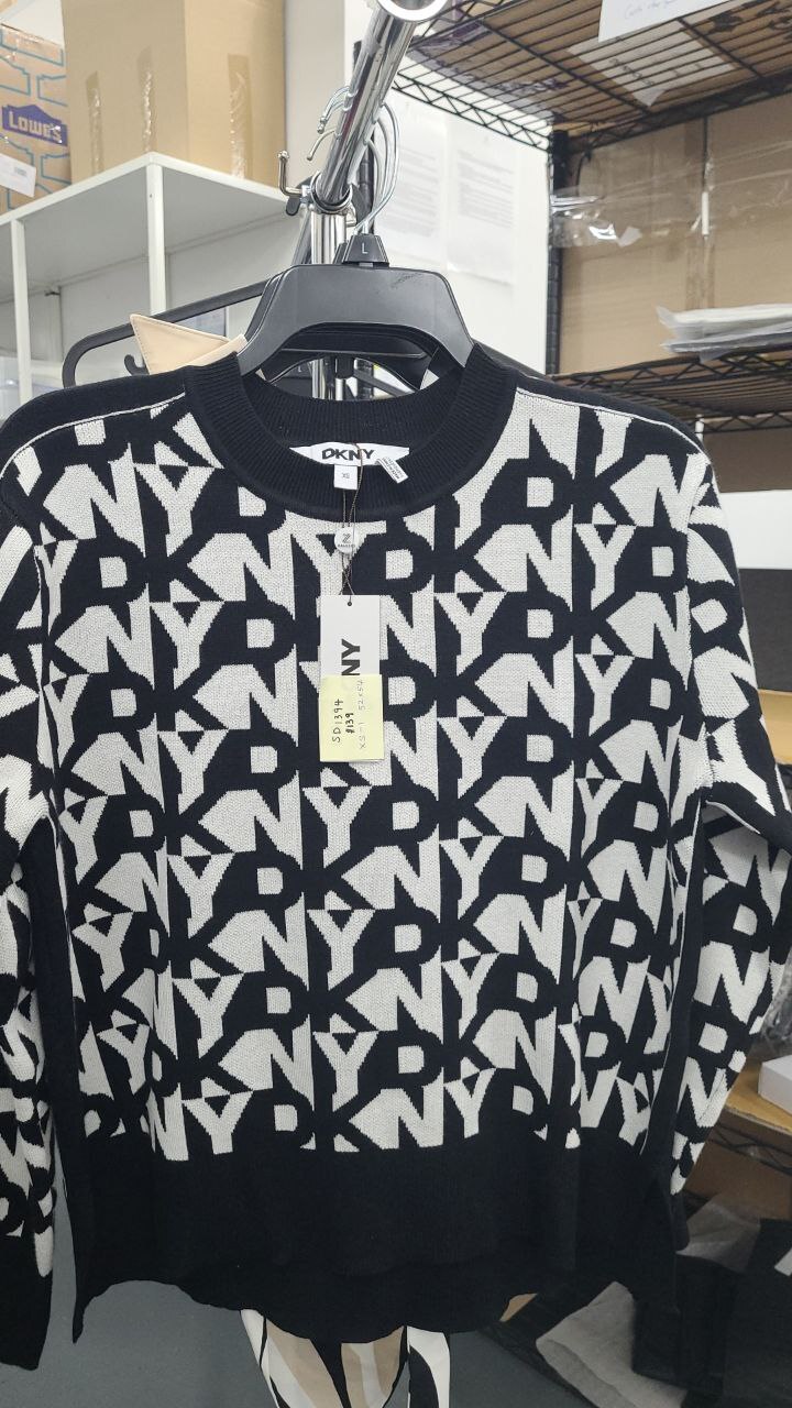 [S] DKNY BLK/IVORY P4MSB107 REPEAT STACK LOGO JUMPER, 755403457356 (SD1394)