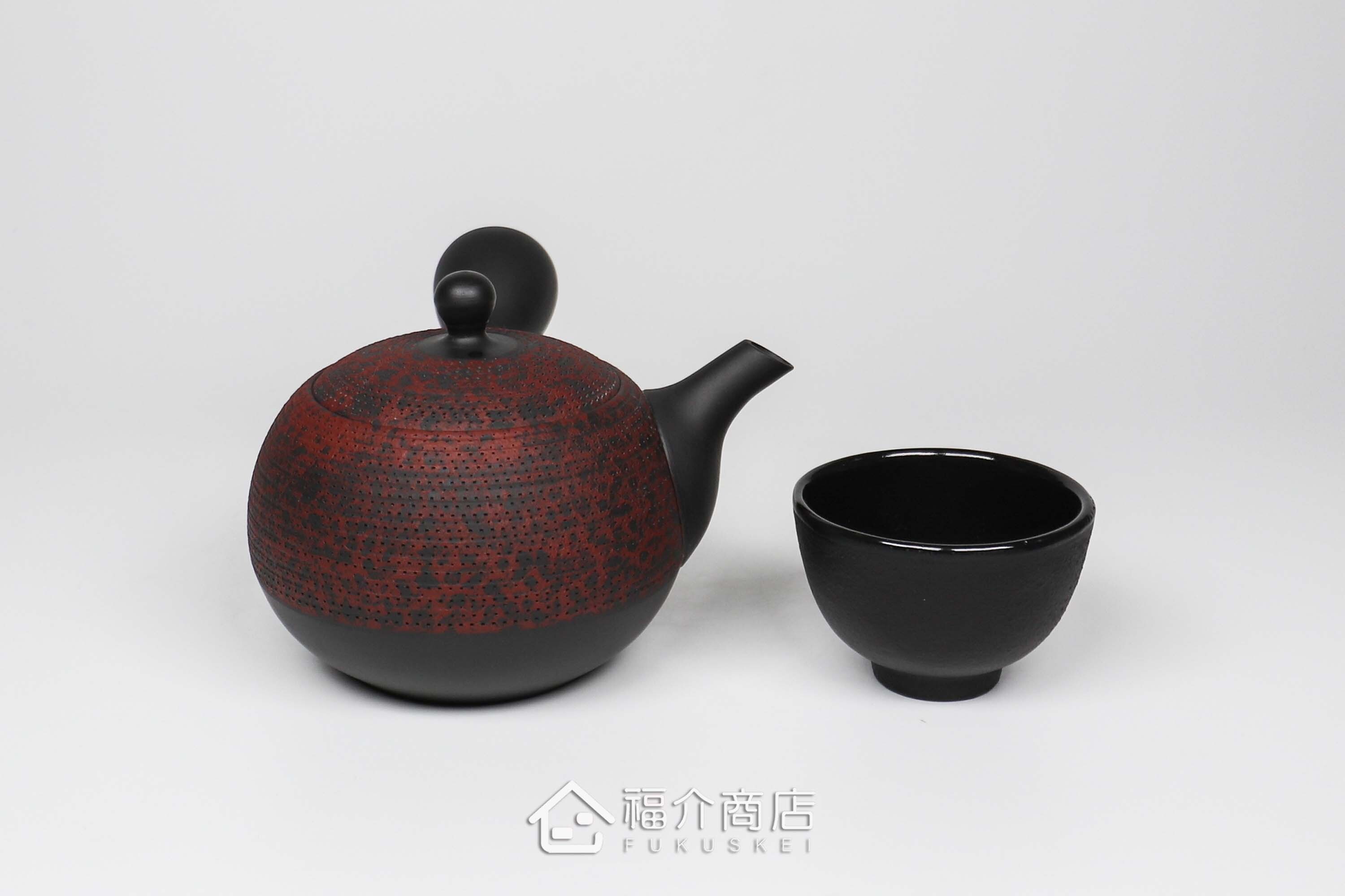 泡茶用的日本陶瓷茶壺與小茶杯