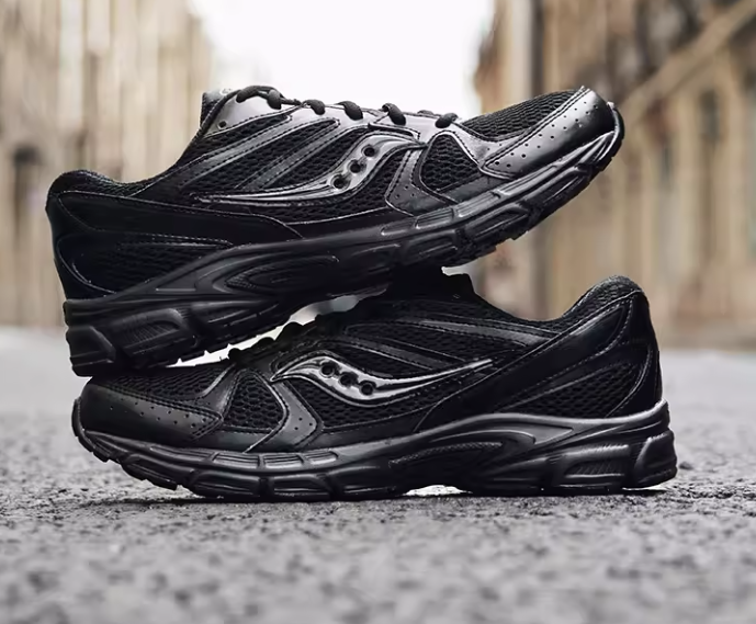 SAUCONY 透氣網眼布鞋面：長時間穿也不悶腳、不變形