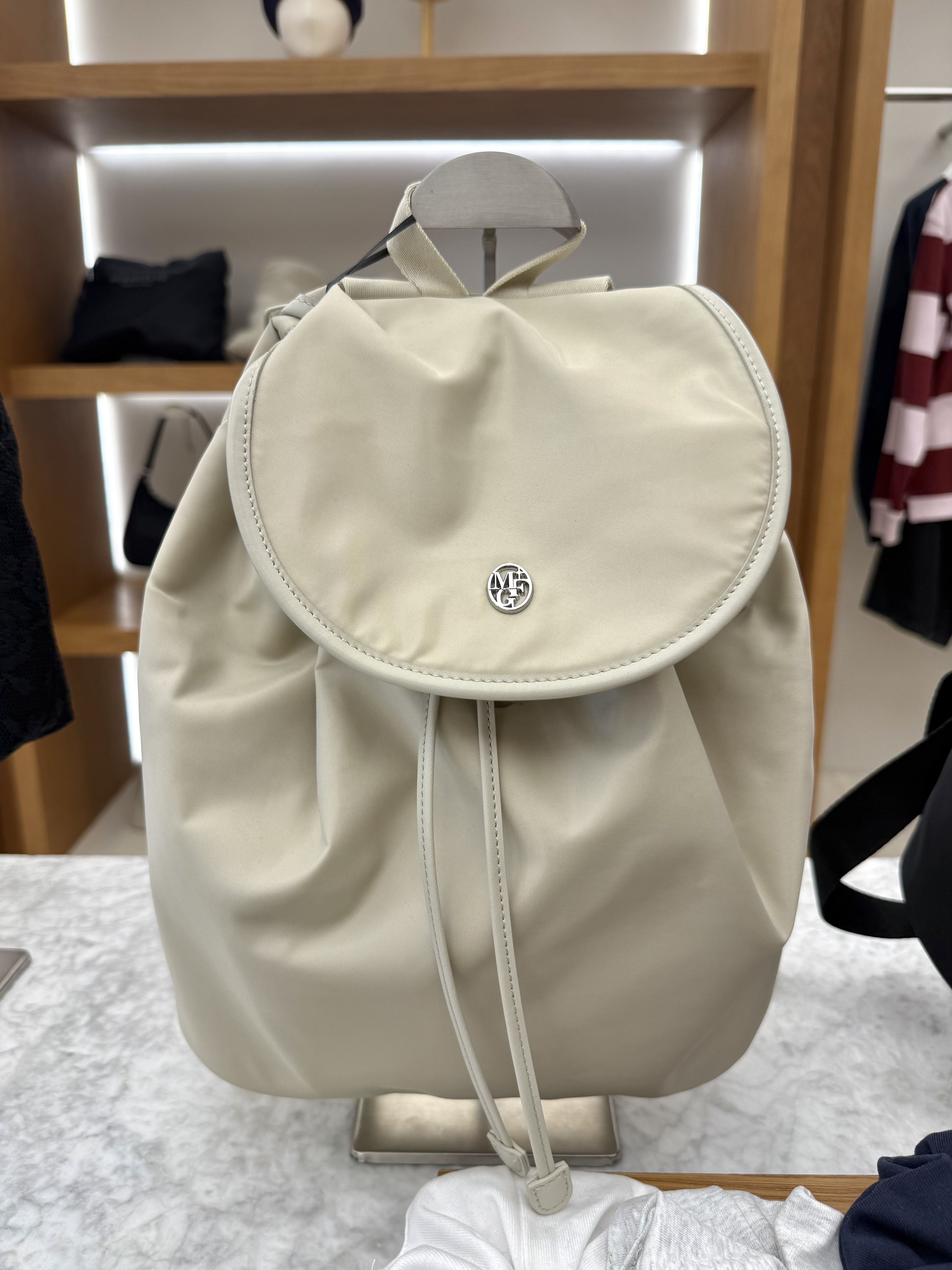 25SS新作【MARITHE】CIRCLE LOGO BUCKET BACKPACK★2色 Marithe☆25SS CIRCLE LOGO BUCKET BACKPACK (2color)