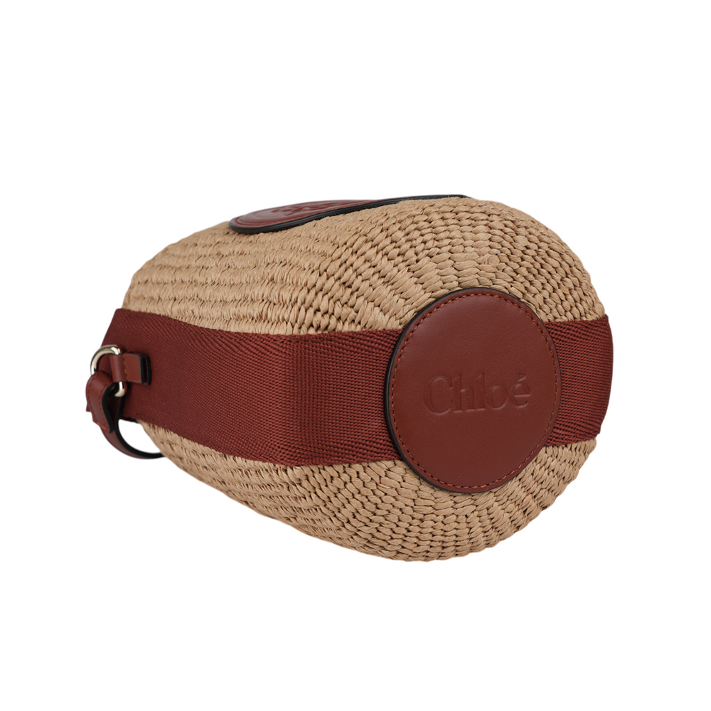 【CHLOE'】Horse Medal 浮雕標誌束口小款編織水桶包(棕色) CHC25SS592O8227S