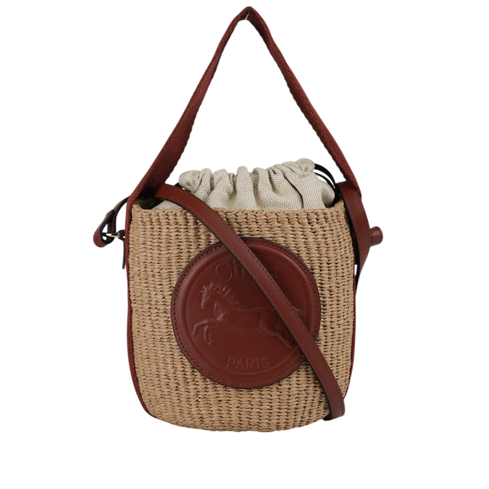 【CHLOE'】Horse Medal 浮雕標誌束口小款編織水桶包(棕色) CHC25SS592O8227S