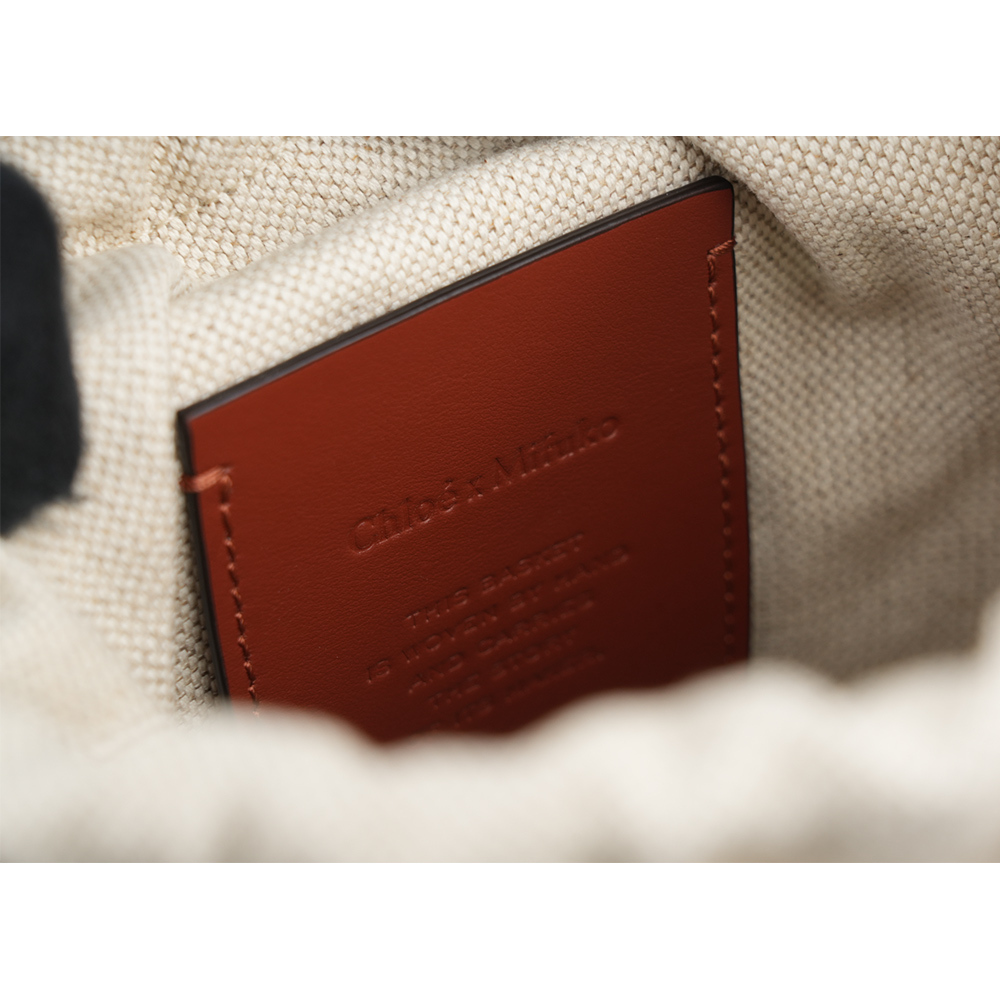 【CHLOE'】Horse Medal 浮雕標誌束口小款編織水桶包(棕色) CHC25SS592O8227S