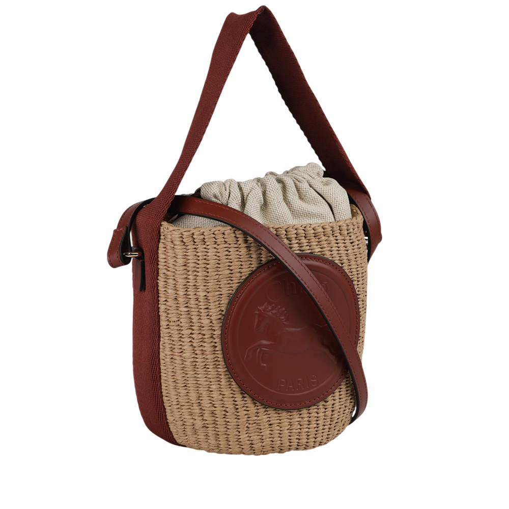 【CHLOE'】Horse Medal 浮雕標誌束口小款編織水桶包(棕色) CHC25SS592O8227S