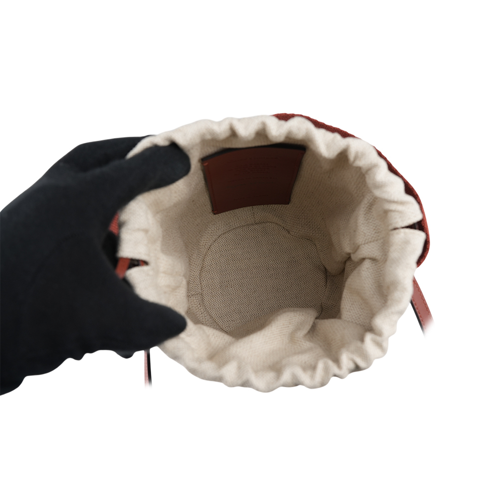 【CHLOE'】Horse Medal 浮雕標誌束口小款編織水桶包(棕色) CHC25SS592O8227S