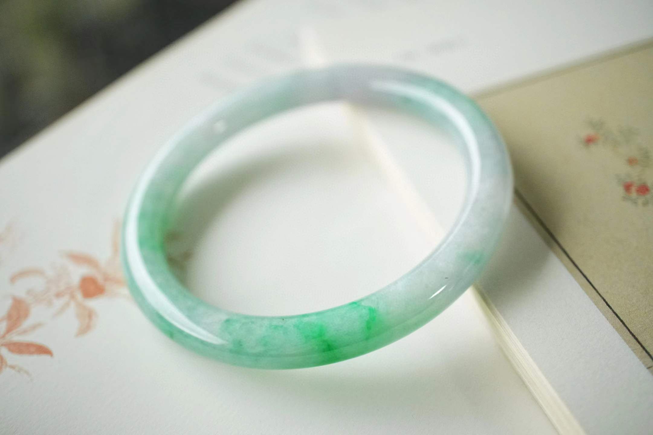 59879 57mm冰飄辣陽綠翡翠圓條手鐲 (56-58)