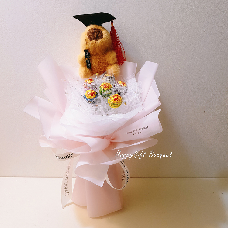 10cm水豚皮卡巴拉+6朵加倍佳棒棒糖花束 10cm水豚豬卡皮巴拉+6朵加倍佳棒棒糖花束