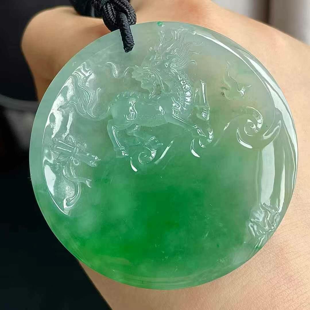 595569 翡翠冰陽綠麒麟圓牌吊墜 (52.3mm直徑)