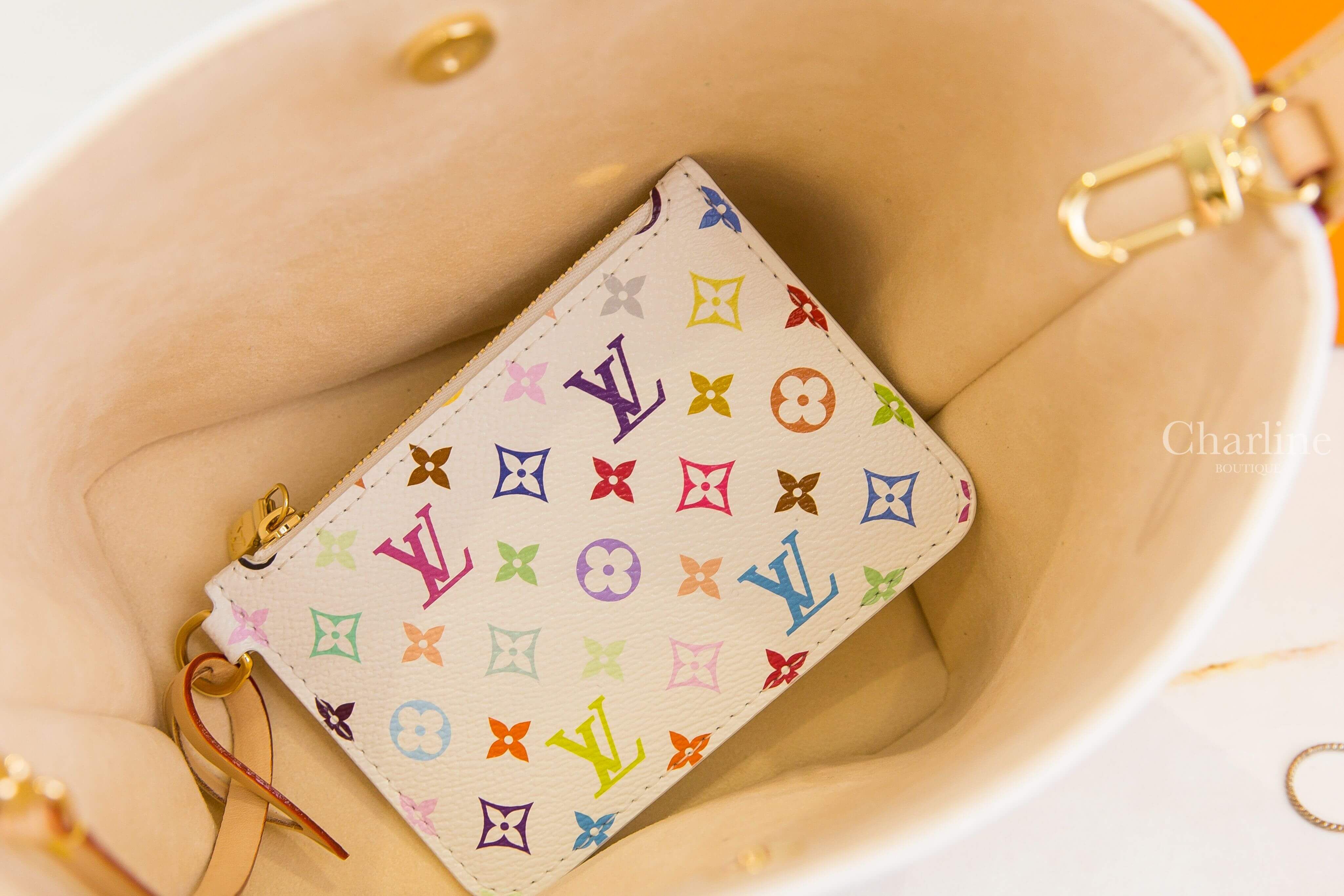 Louis Vuitton LV x TM All In BB 聯名款白色三彩老花牛皮飾邊金色鎖頭蝴蝶結吊牌手提肩背包-Charline Boutique 精品代購