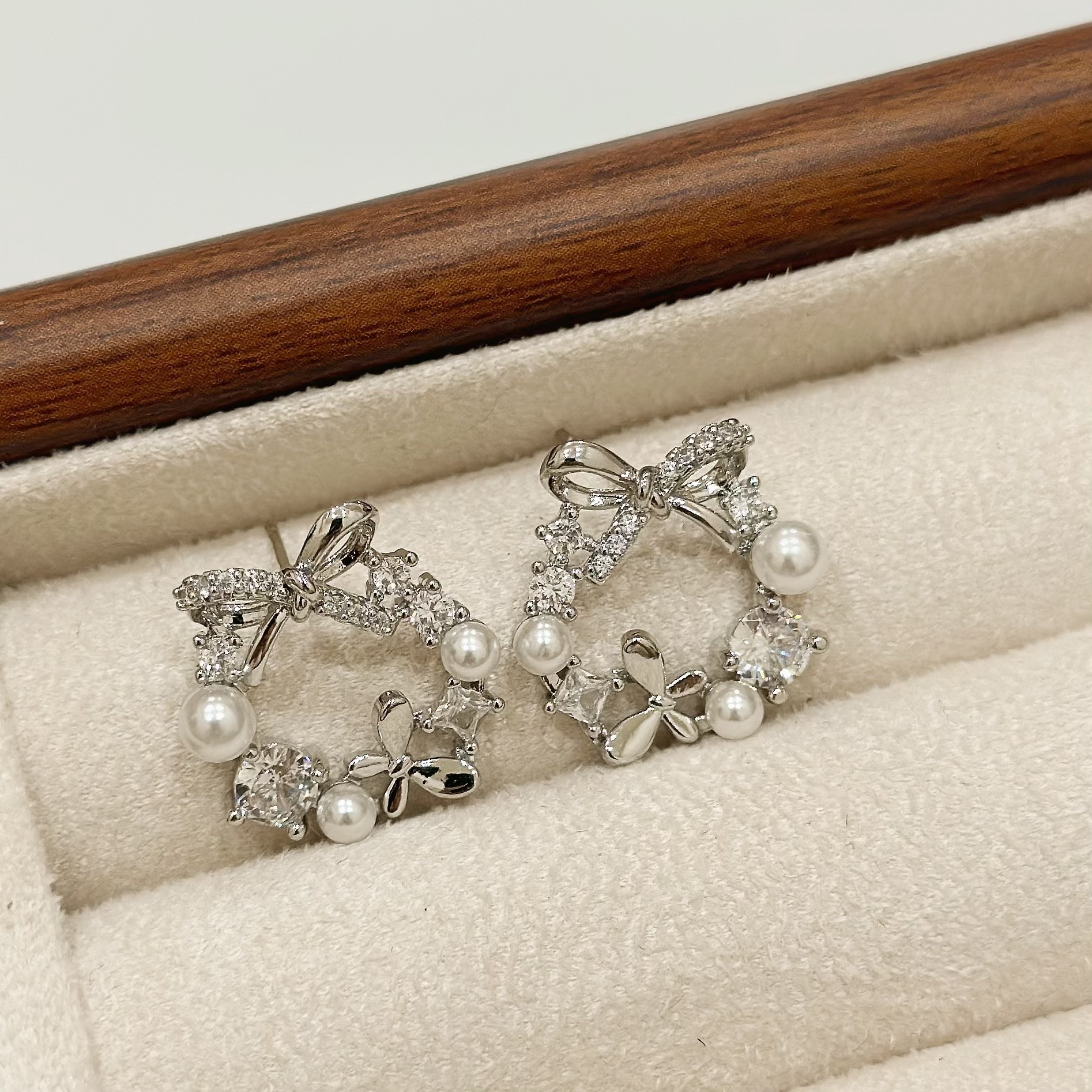 B287珍珠蝴蝶結花圈耳針