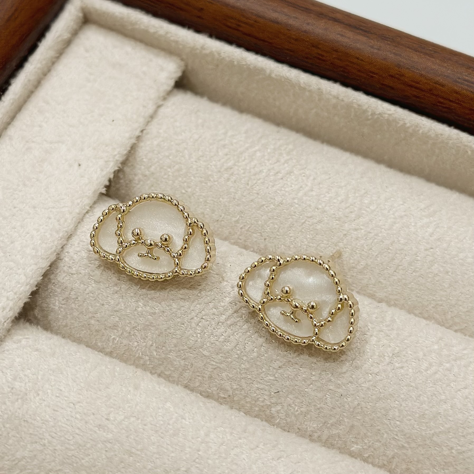 B288白貝狗狗耳針