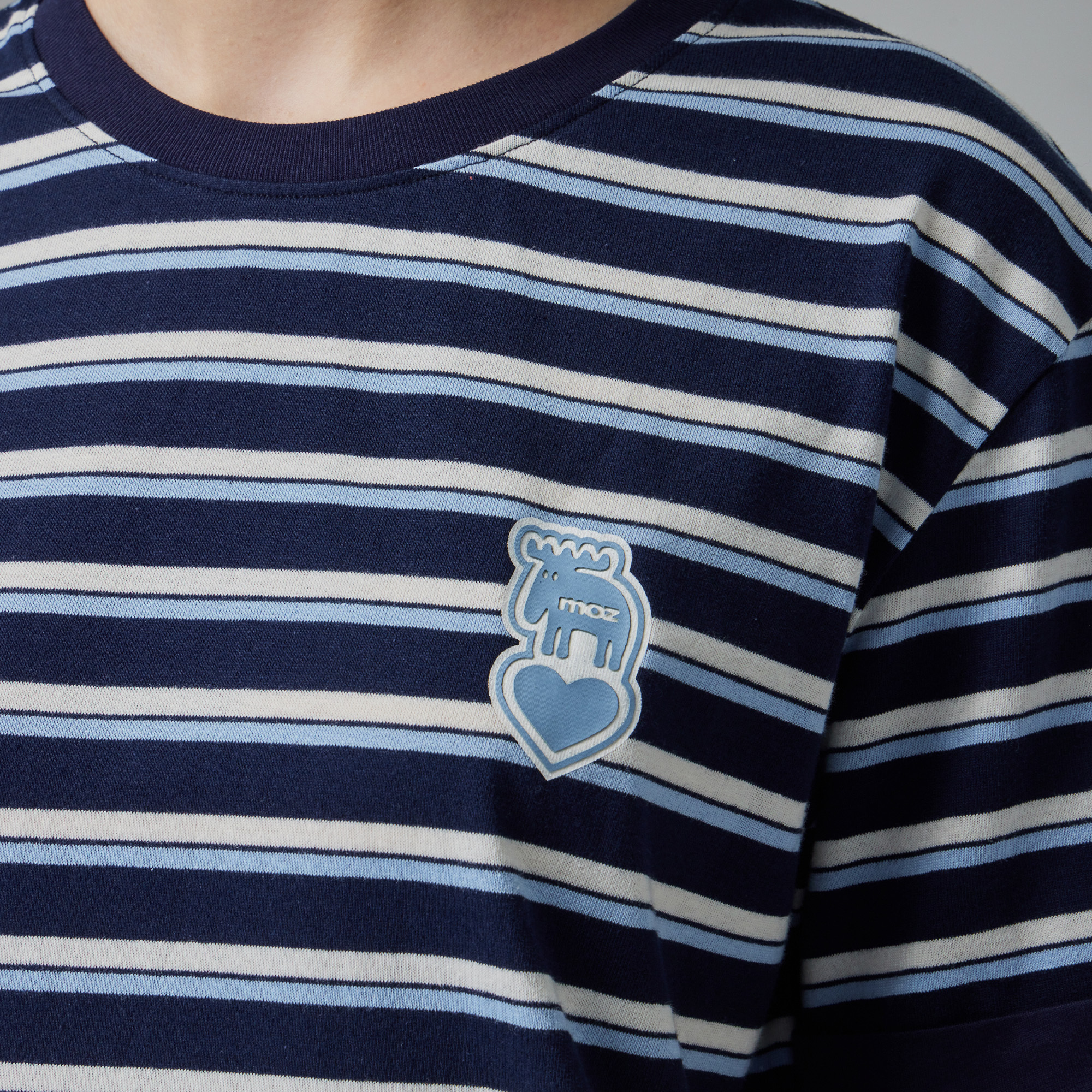 moz瑞典 駝鹿 愛心駝鹿 舒適柔棉 100%純棉條紋短T-袖口反摺刺繡-藏青條紋(亞洲版)女款