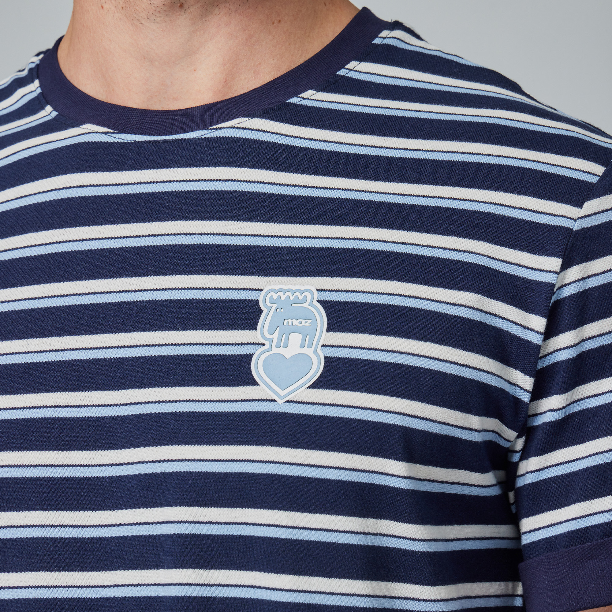 moz瑞典 駝鹿 愛心駝鹿 舒適柔棉 100%純棉條紋短T-袖口反摺刺繡-藏青條紋(亞洲版)男款