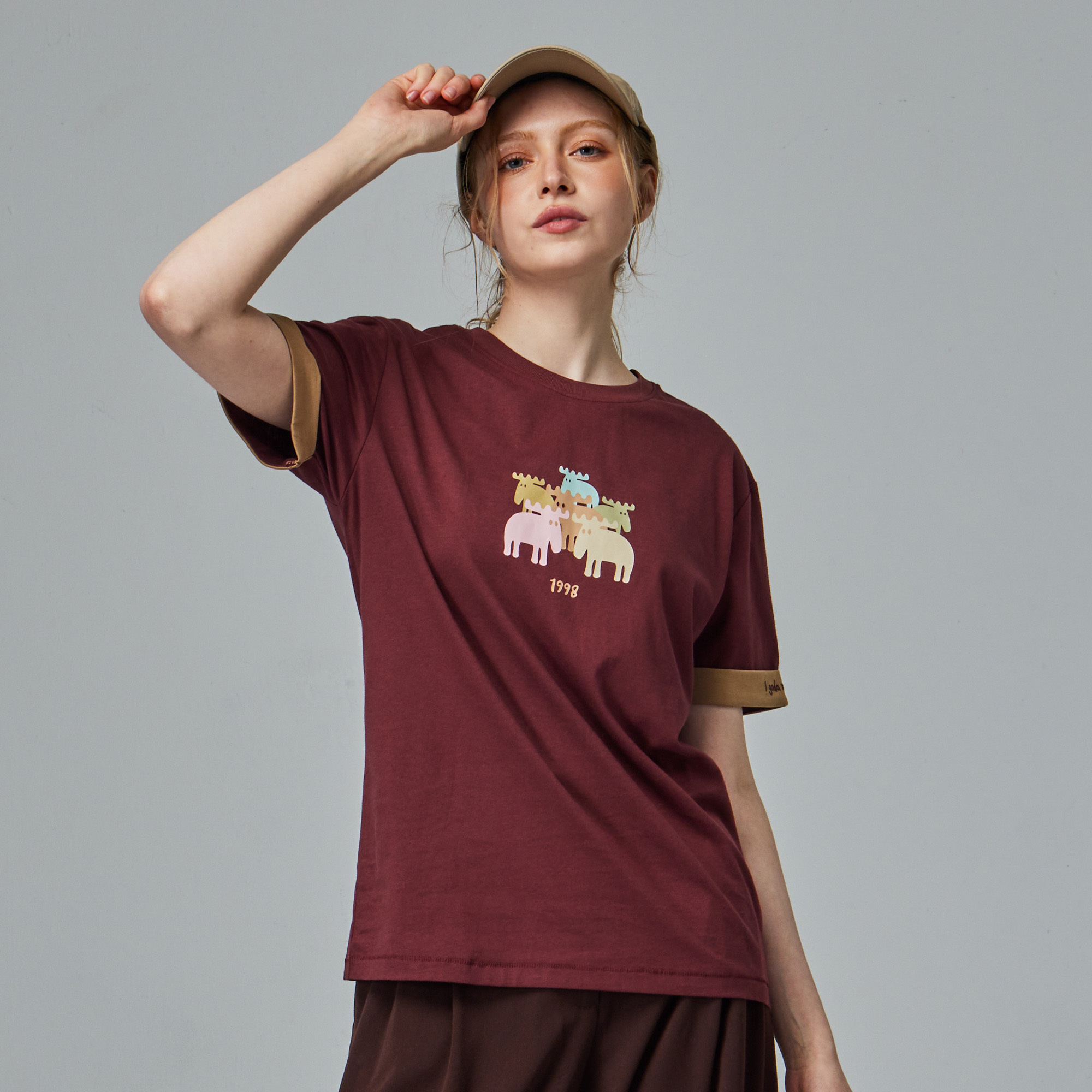 moz瑞典 駝鹿 駝鹿家族 舒適柔棉 100%純棉短T-袖口反摺刺繡-暗紅(亞洲版)女款