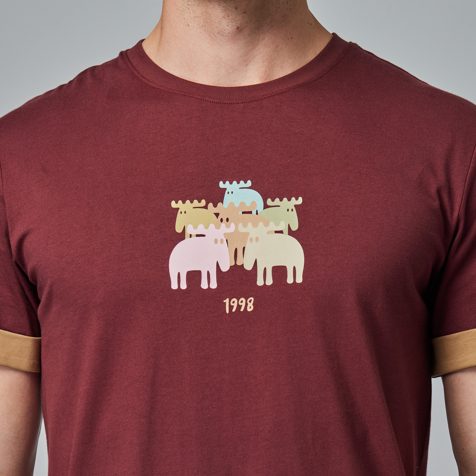 moz瑞典 駝鹿 駝鹿家族 舒適柔棉 100%純棉短T-袖口反摺刺繡-暗紅(亞洲版)男款