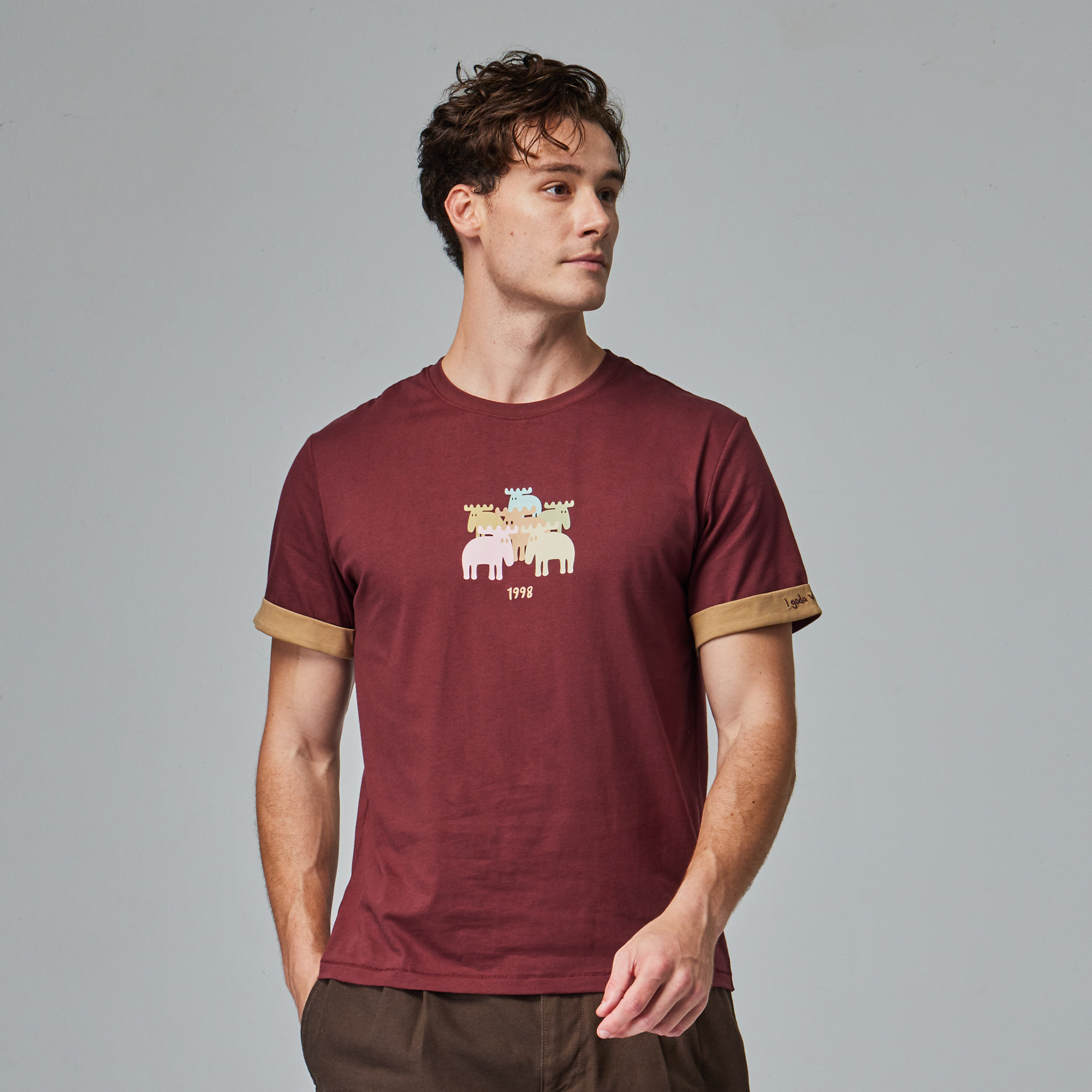 moz瑞典 駝鹿 駝鹿家族 舒適柔棉 100%純棉短T-袖口反摺刺繡-暗紅(亞洲版)男款