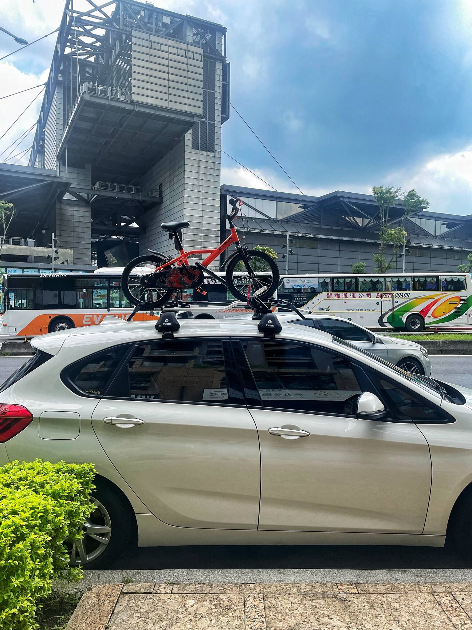 THULE 598 pro 單車架+Thule車頂架 (Bmw-2 Series)