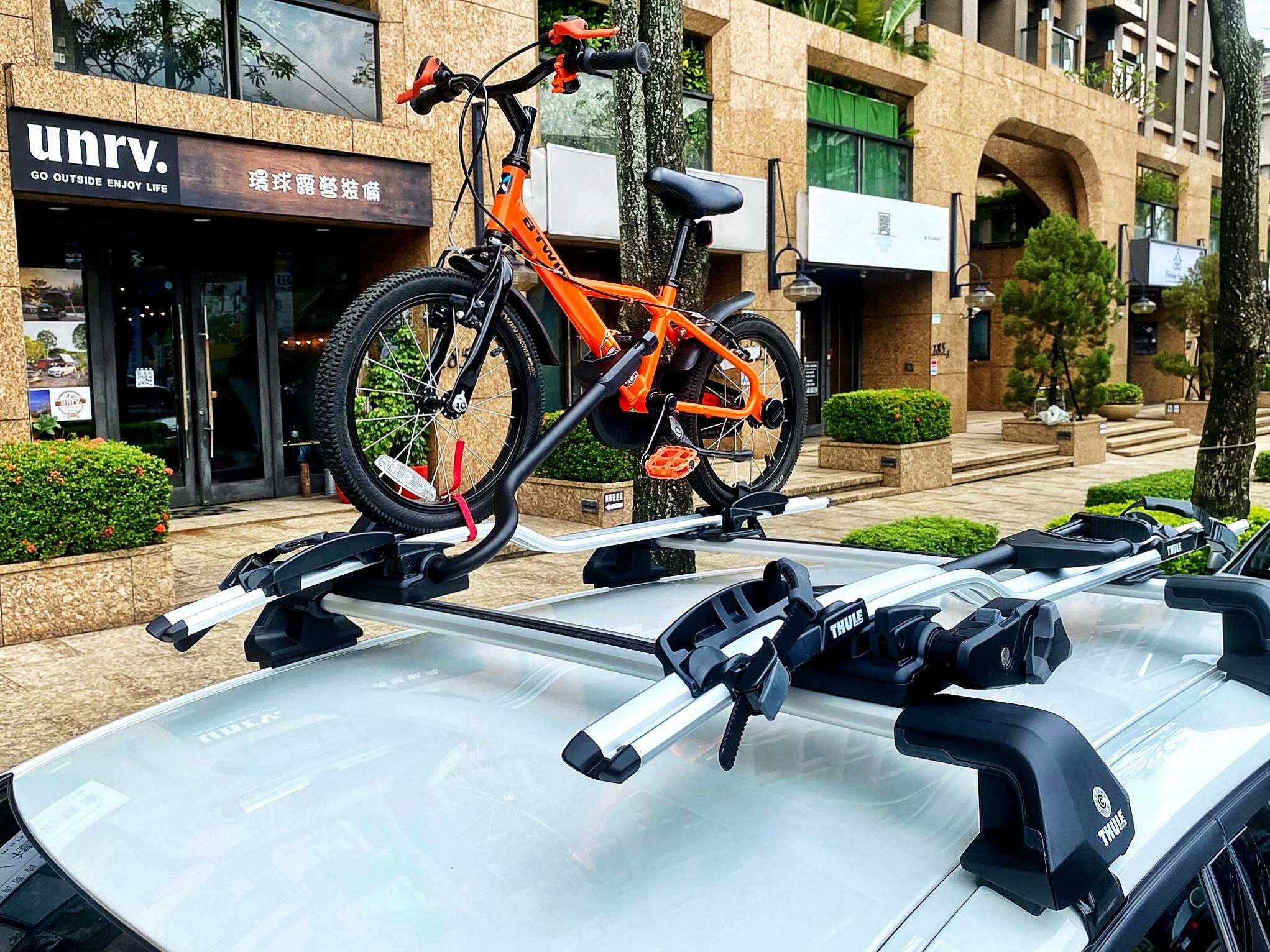 THULE 598 pro 單車架+Thule車頂架 (Bmw-2 Series)