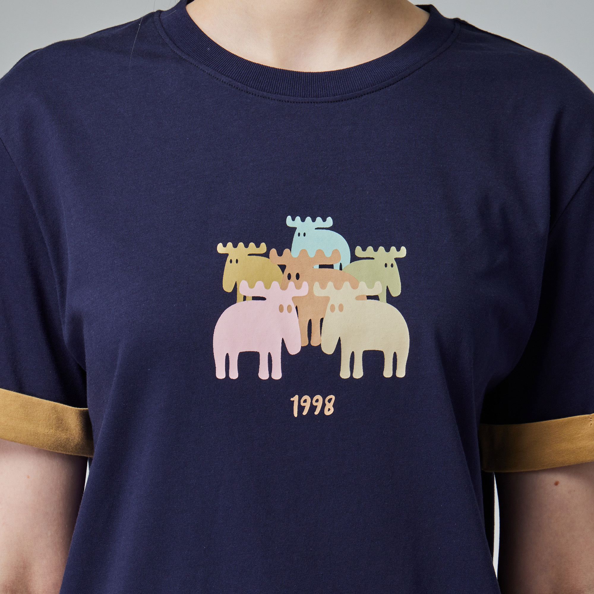 moz瑞典 駝鹿 駝鹿家族 舒適柔棉 100%純棉短T-袖口反摺刺繡-藏青(亞洲版)女款