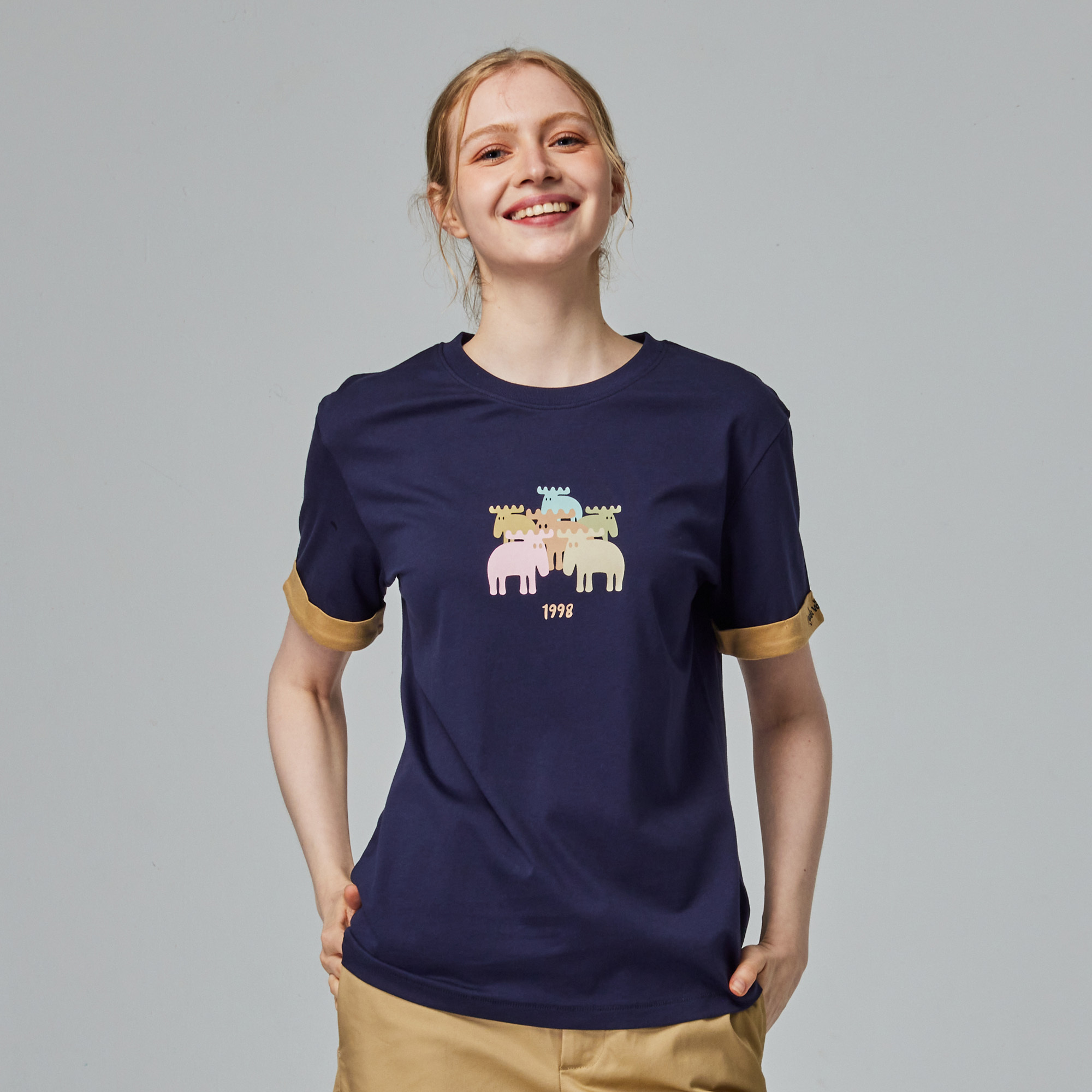 moz瑞典 駝鹿 駝鹿家族 舒適柔棉 100%純棉短T-袖口反摺刺繡-藏青(亞洲版)女款