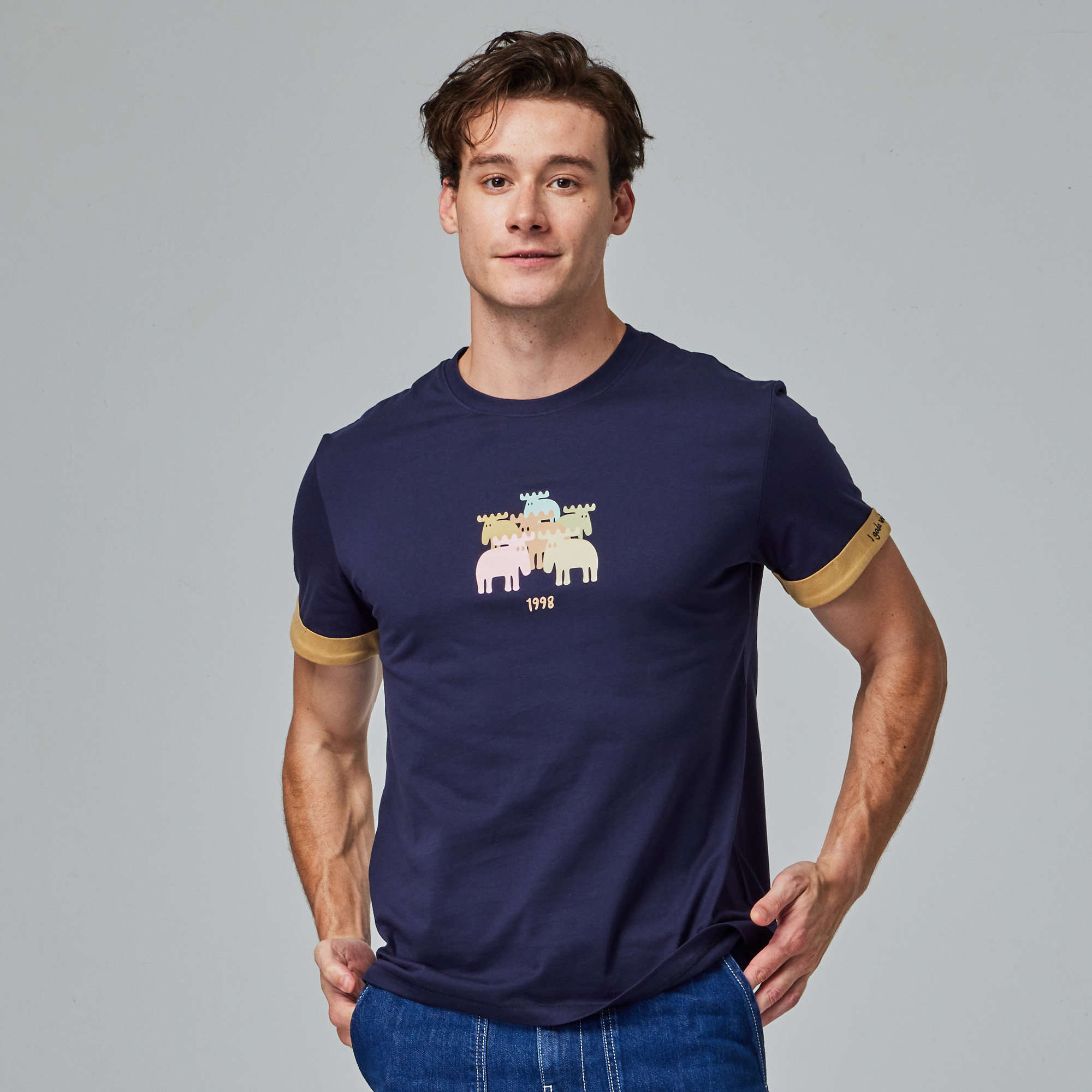 moz瑞典 駝鹿 駝鹿家族 舒適柔棉 100%純棉短T-袖口反摺刺繡-藏青(亞洲版)男款