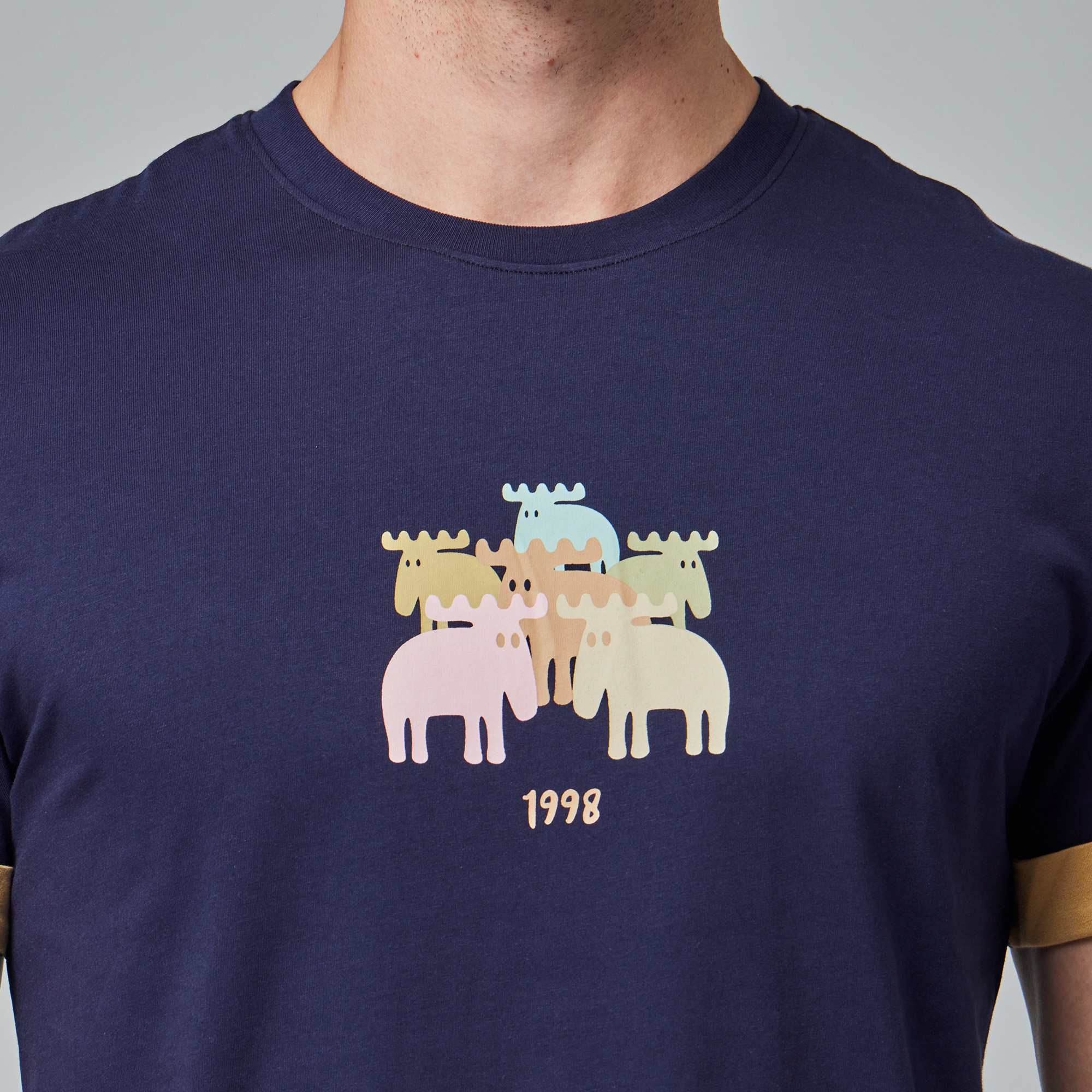 moz瑞典 駝鹿 駝鹿家族 舒適柔棉 100%純棉短T-袖口反摺刺繡-藏青(亞洲版)男款